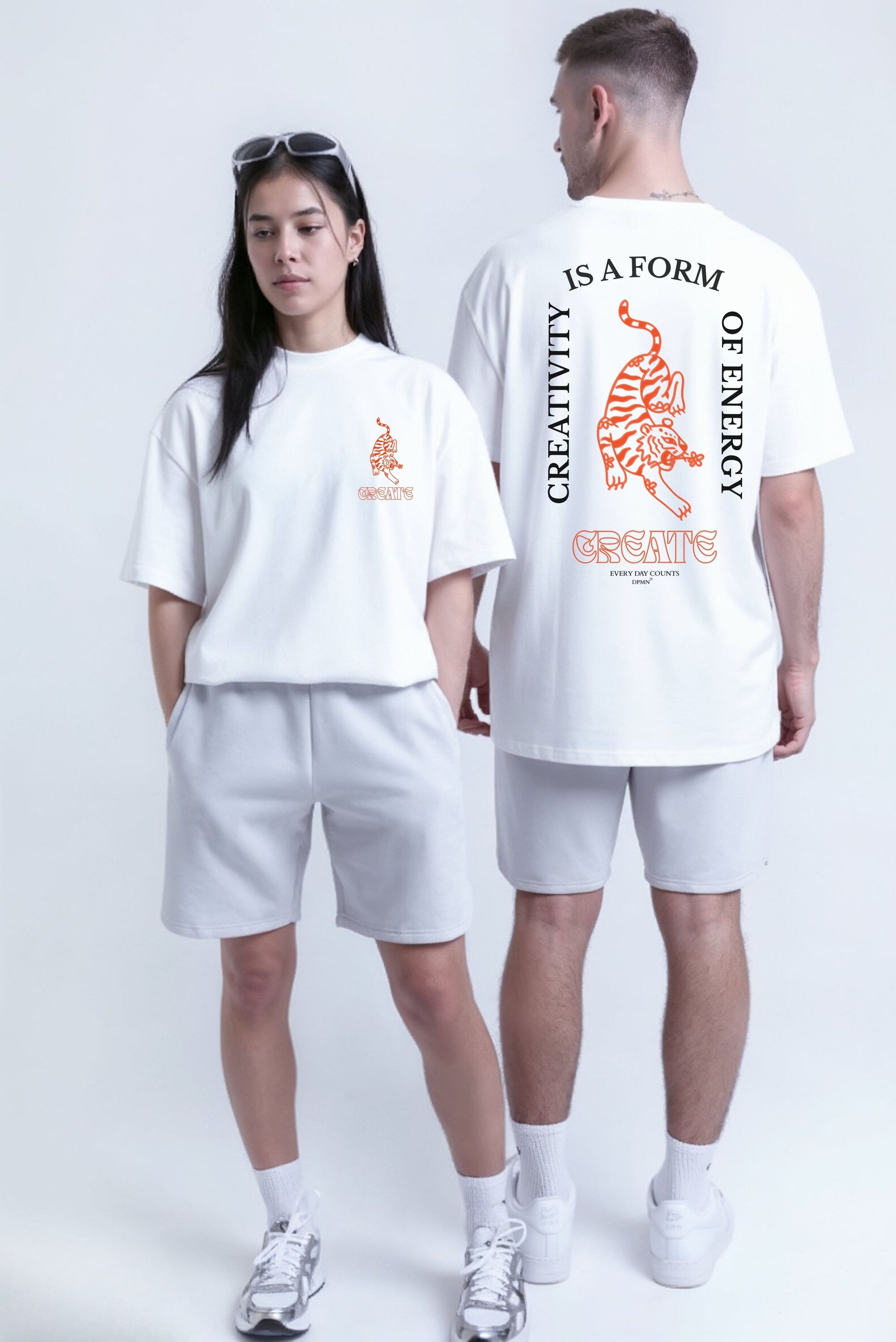 Playera blanca oversized con ilustración de tigre naranja y frase creativity is a form of energy de la Colección DOPAMYN