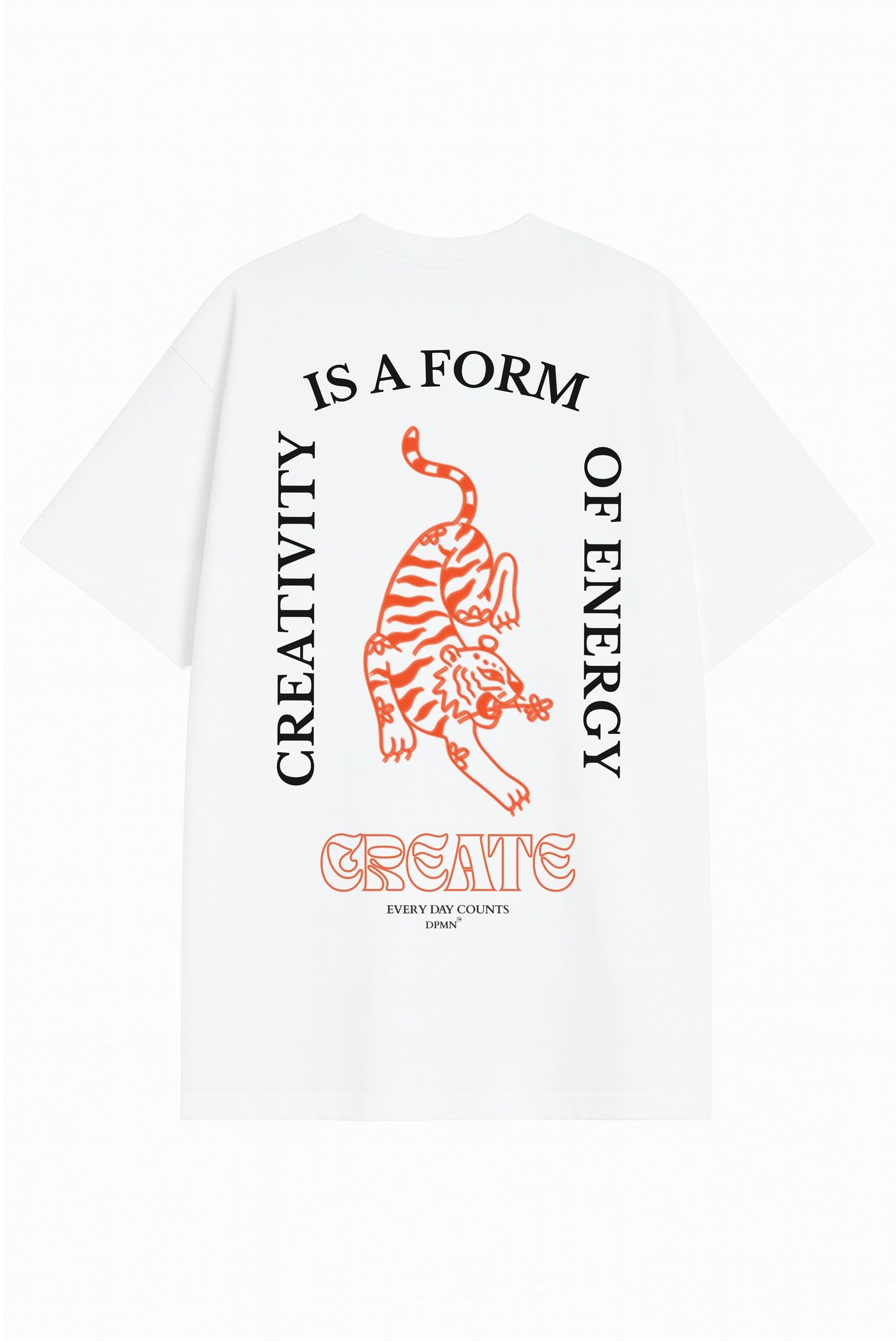 Playera blanca oversized con ilustración de tigre naranja y frase creativity is a form of energy de la Colección DOPAMYN