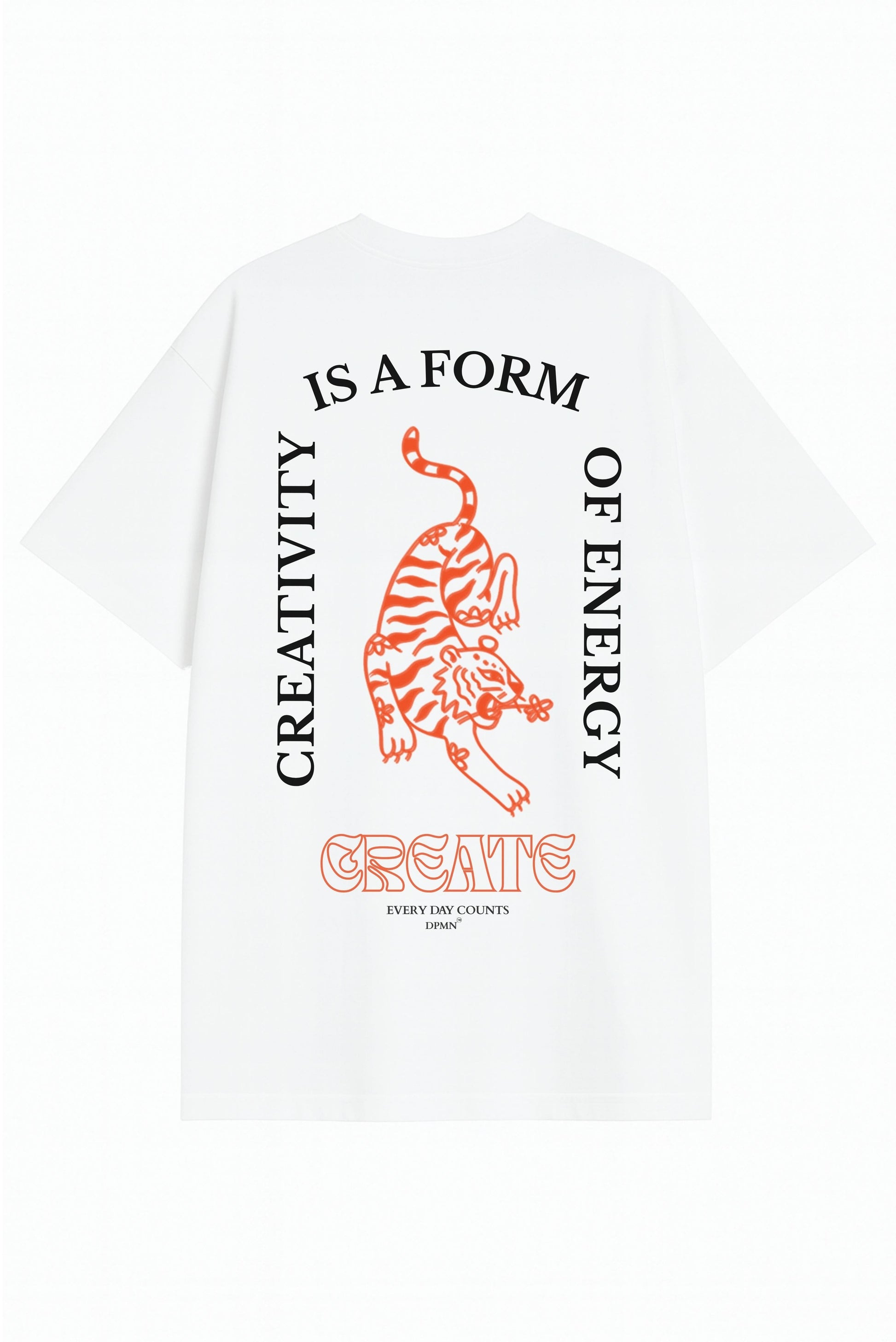 Playera blanca oversized con ilustración de tigre naranja y frase creativity is a form of energy de la Colección DOPAMYN
