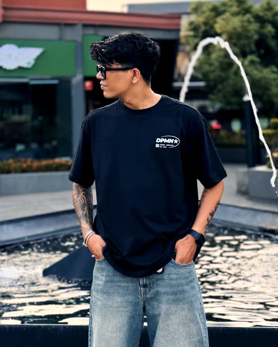 Signature DPMN Oversized Tee All Black en la calle, estilo DPMN★