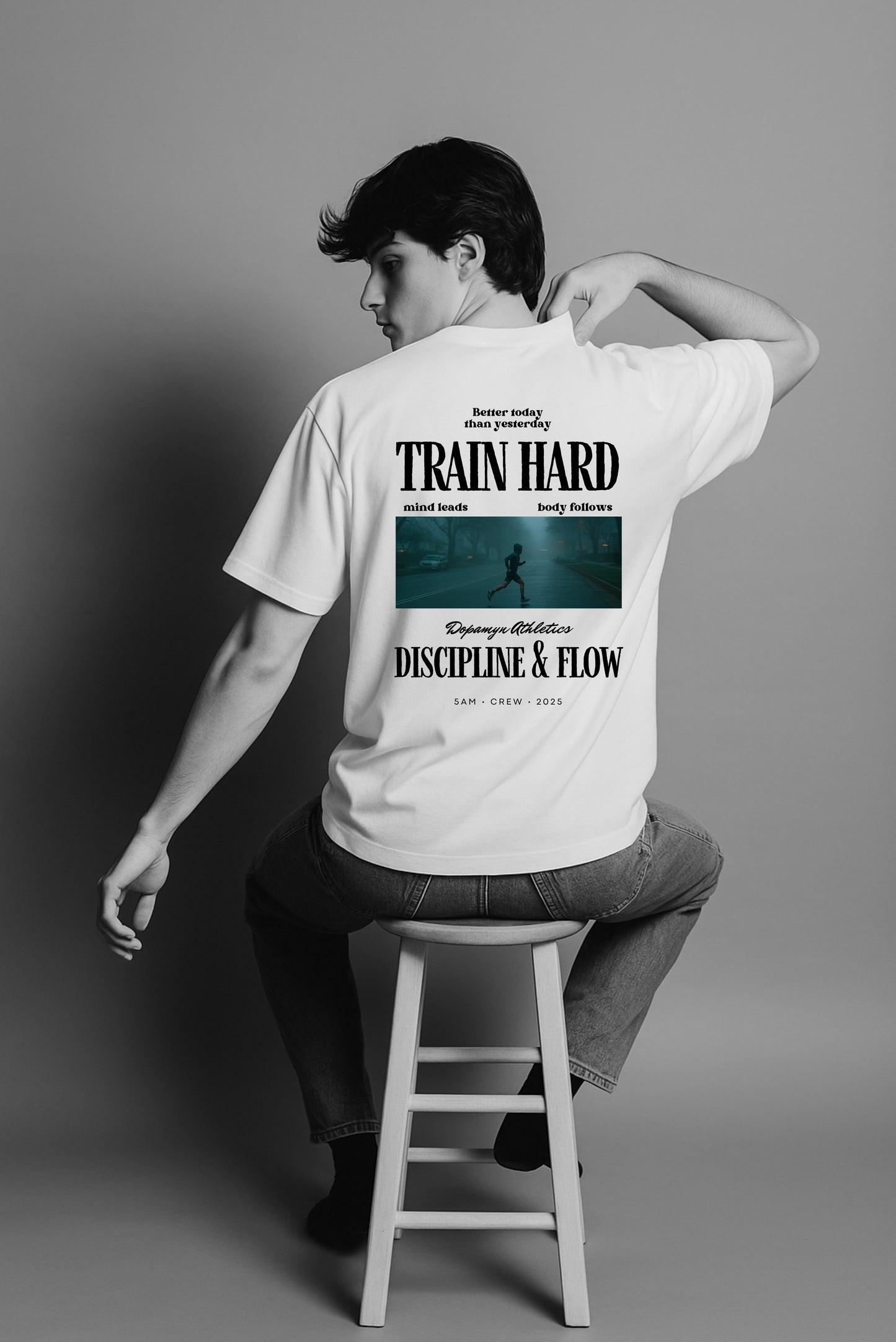 Playera blanca de corte regular unisex con estampado deportivo motivacional Train Hard de DOPAMYN Athletics
