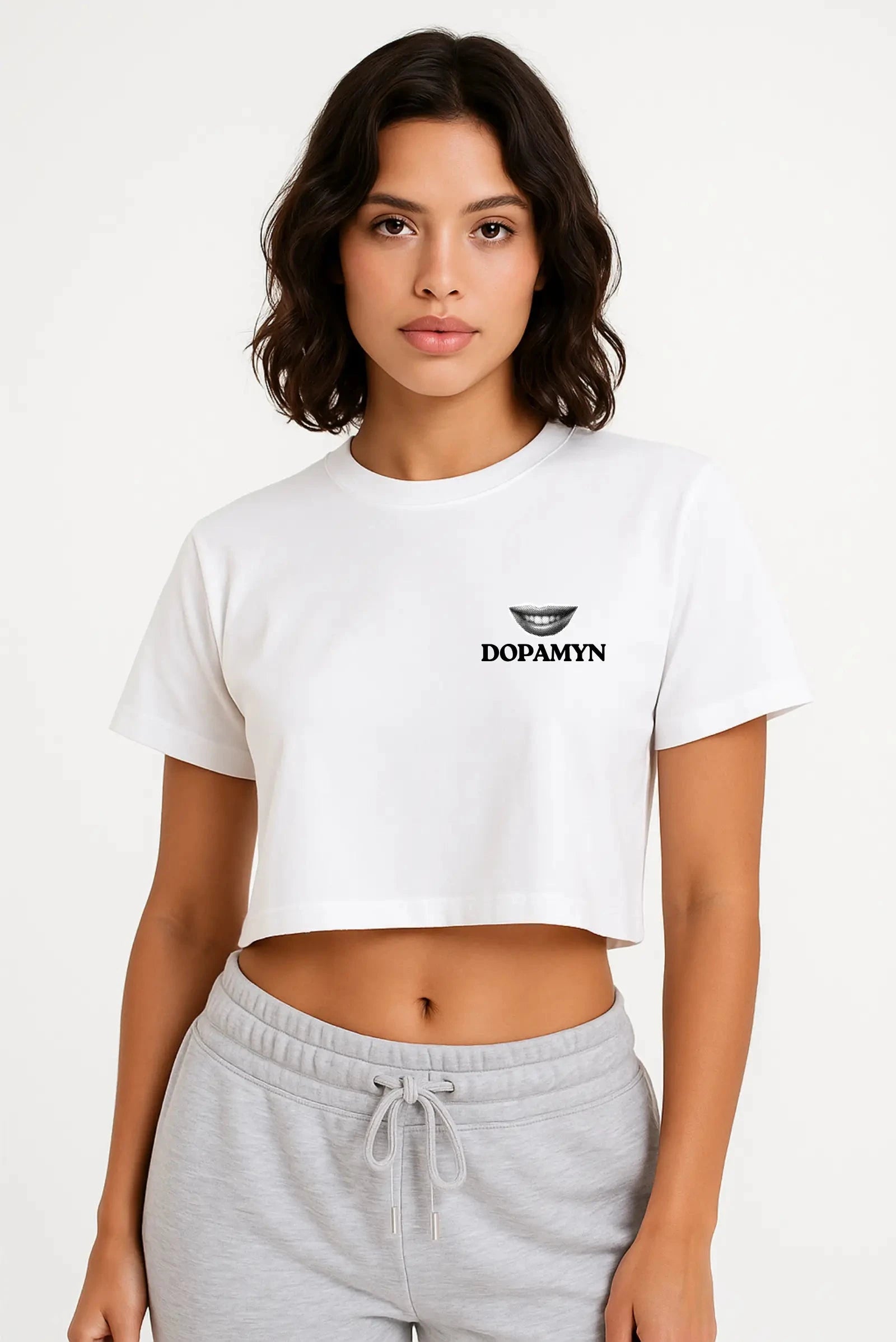 Crop top blanco para mujer de algodón premium con diseño gráfico rebel atrás.
