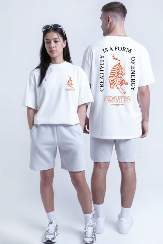 Playera blanca oversized con ilustración de tigre naranja y frase creativity is a form of energy de la Colección DOPAMYN
