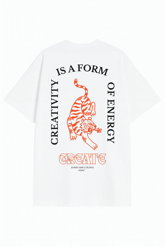 Playera blanca oversized con ilustración de tigre naranja y frase creativity is a form of energy de la Colección DOPAMYN