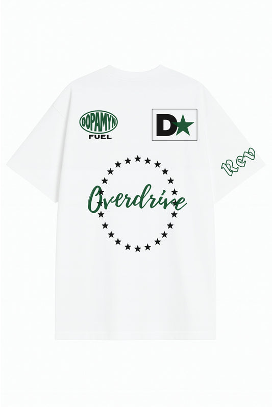 Playera oversized blanca Overdrive con logos DOPAMYN y círculo de estrellas verde.