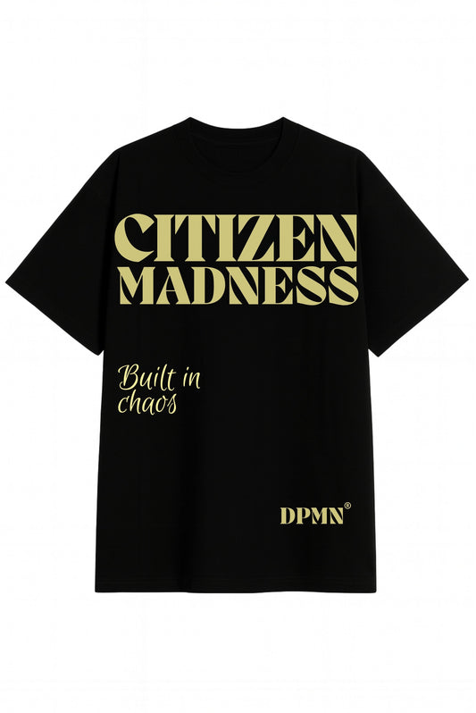 Playera oversized negra con diseño Citizen Madness y frase Built in chaos de DOPAMYN