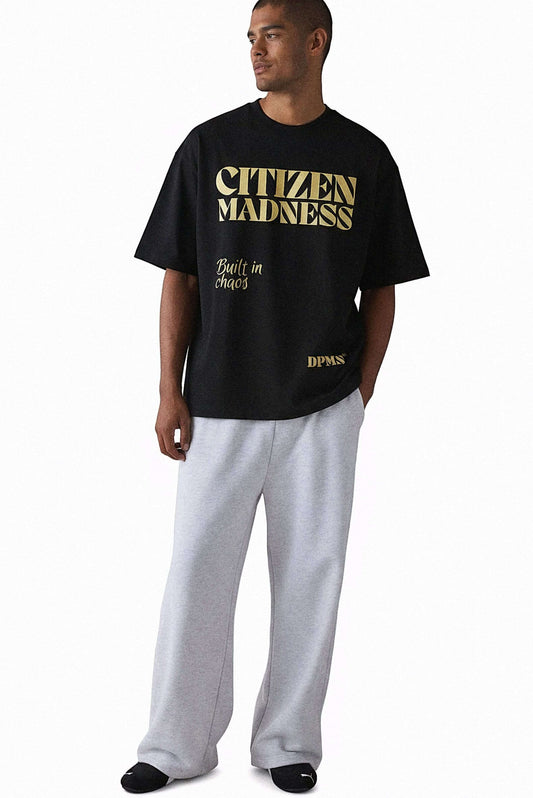 Playera oversized negra con diseño Citizen Madness y frase Built in chaos de DOPAMYN