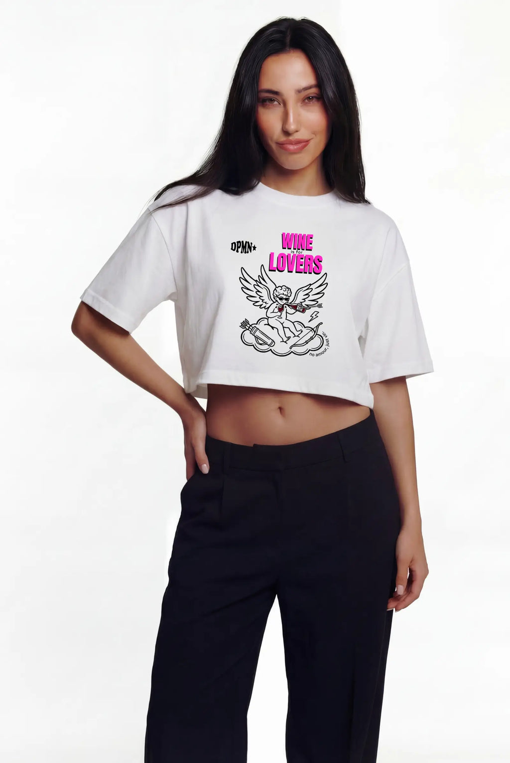 Crop top Wine Is For Lovers blanco para mujer corte regular con estampado de cupido con vino al frente DOPAMYN
