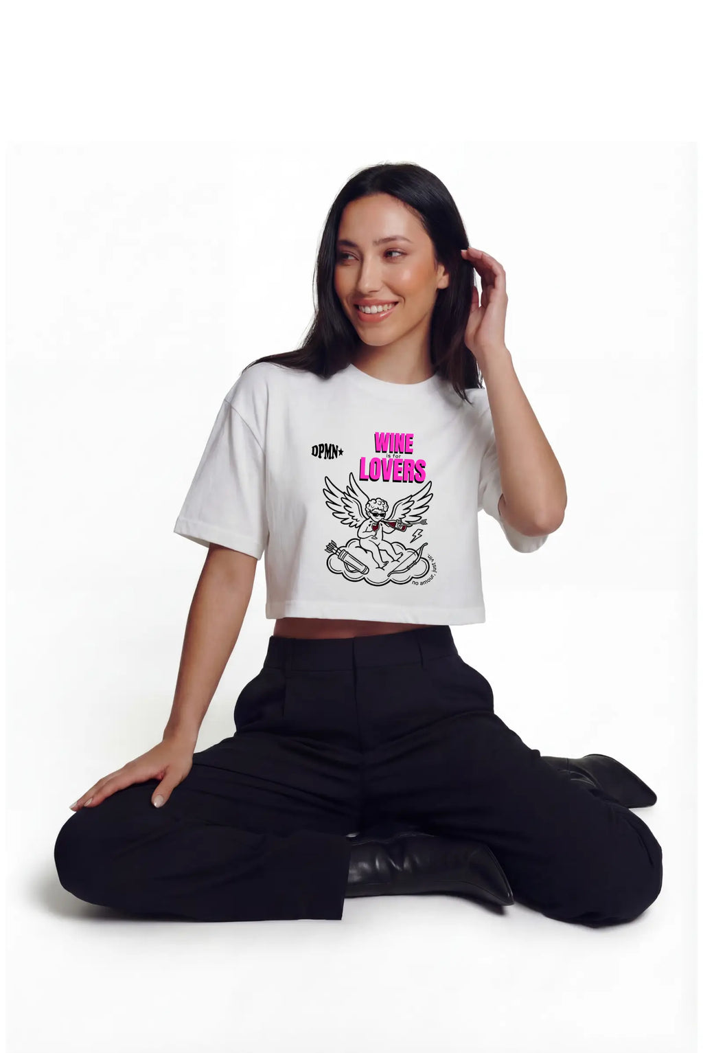 Crop top Wine Is For Lovers blanco para mujer corte regular con estampado de cupido con vino al frente DOPAMYN