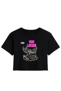 Crop top Wine Is For Lovers negro para mujer corte regular con estampado de cupido con vino al frente DOPAMYN