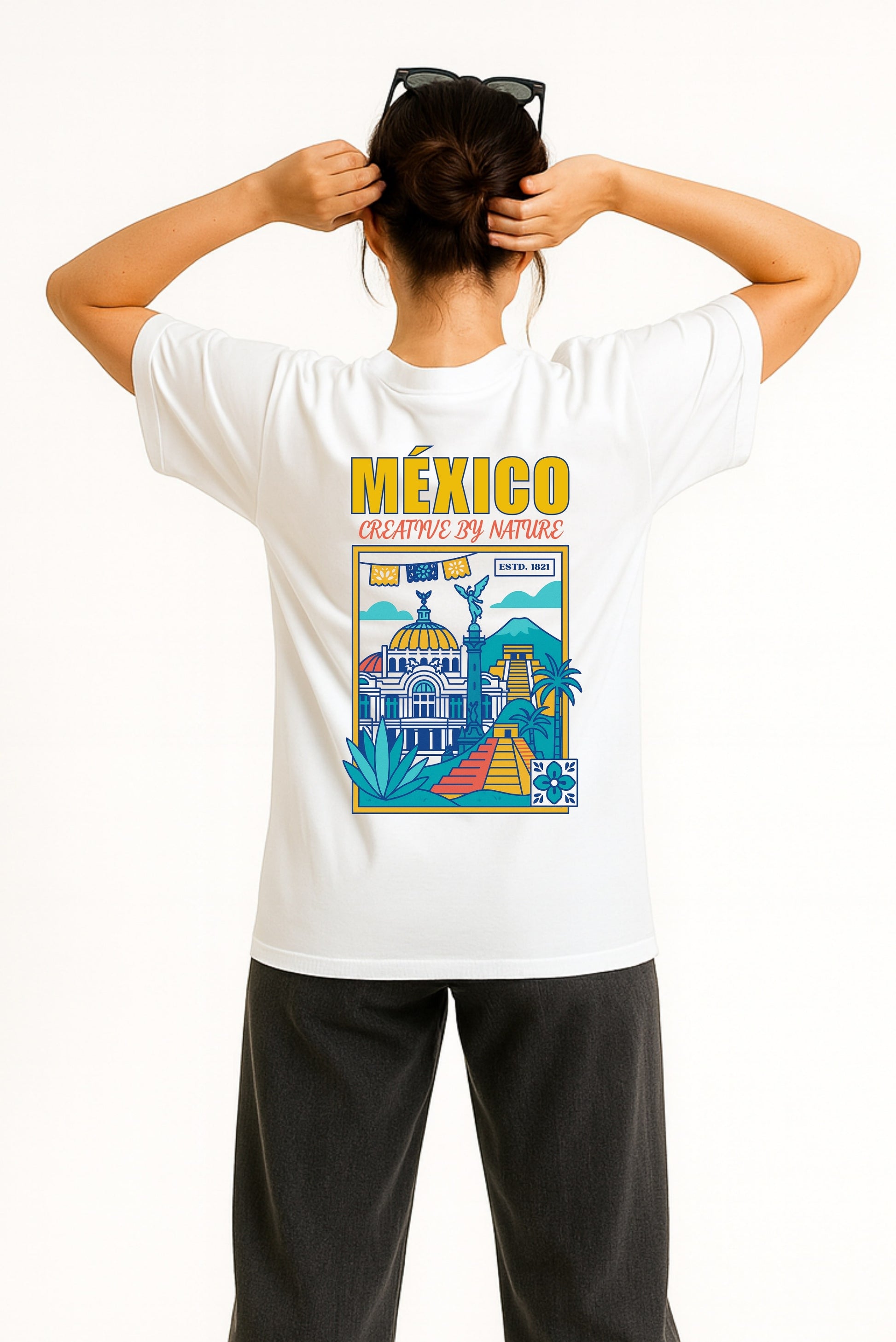 Playera unisex, oversize, casual, blanca con ilustración de monumentos y cultura de México