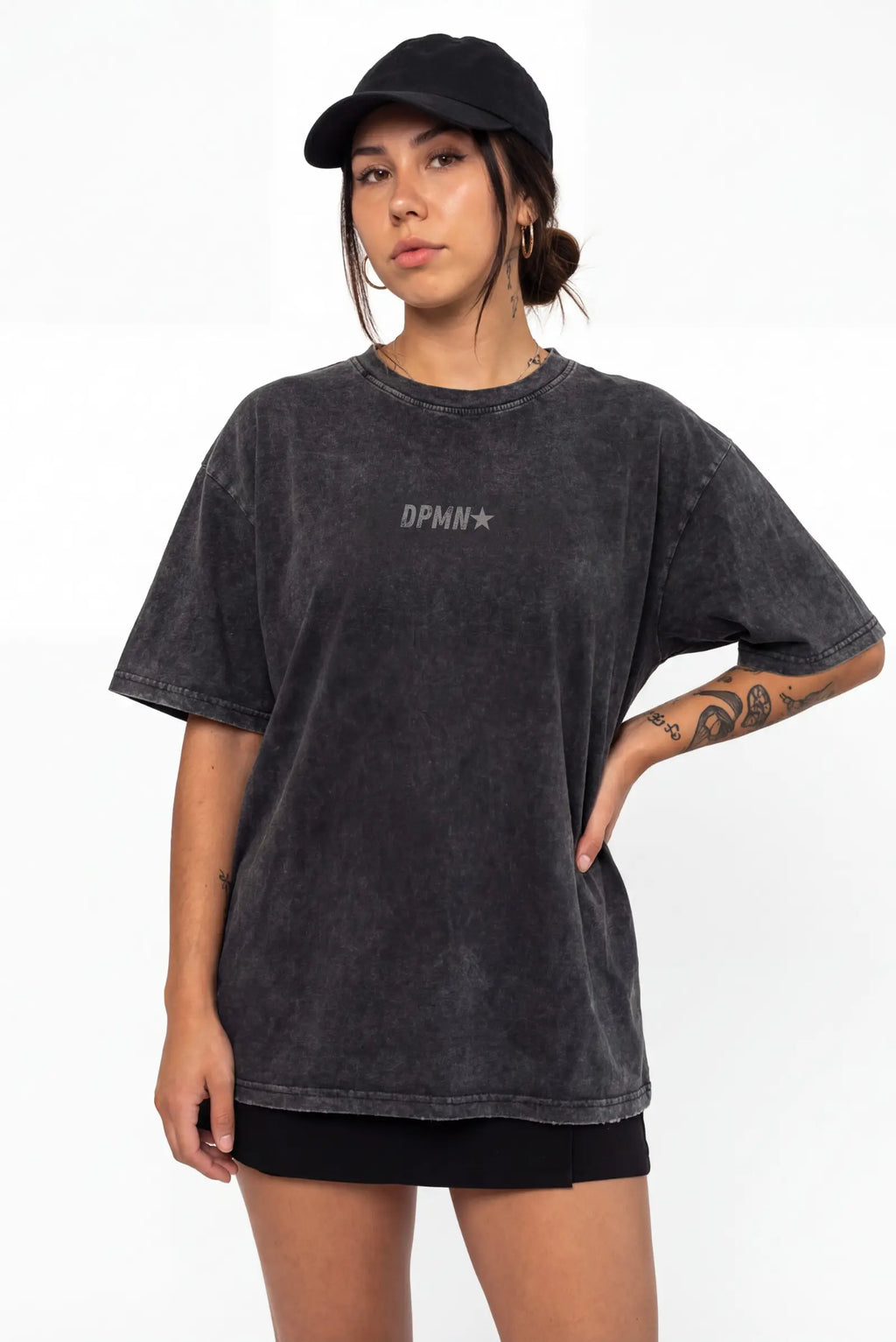 Playera DPMN oversized tee negra acid washed logo DPMN estrella frontal streetwear unisex