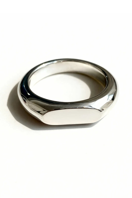 Anillo unisex de plata minimalista ELEMENTAL de DOPAMYN sobre mano, joyería artesanal moderna.
