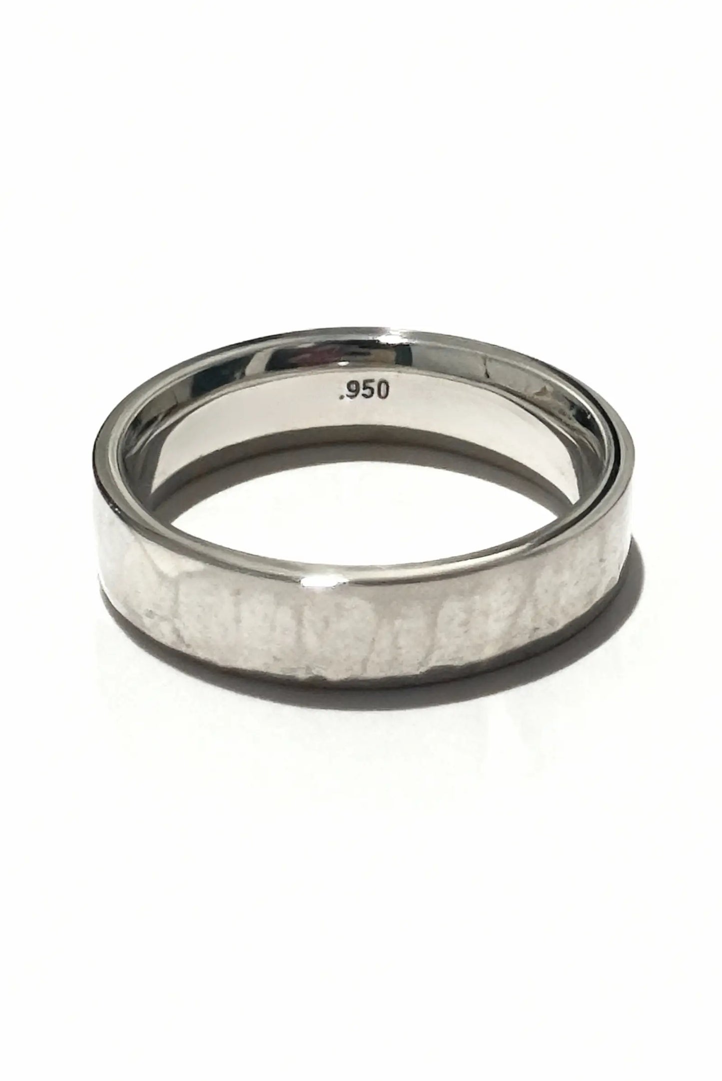 Anillo Magnum en plata esterlina con acabado artesanal. Joyería unisex de estilo minimalista DOPAMYN