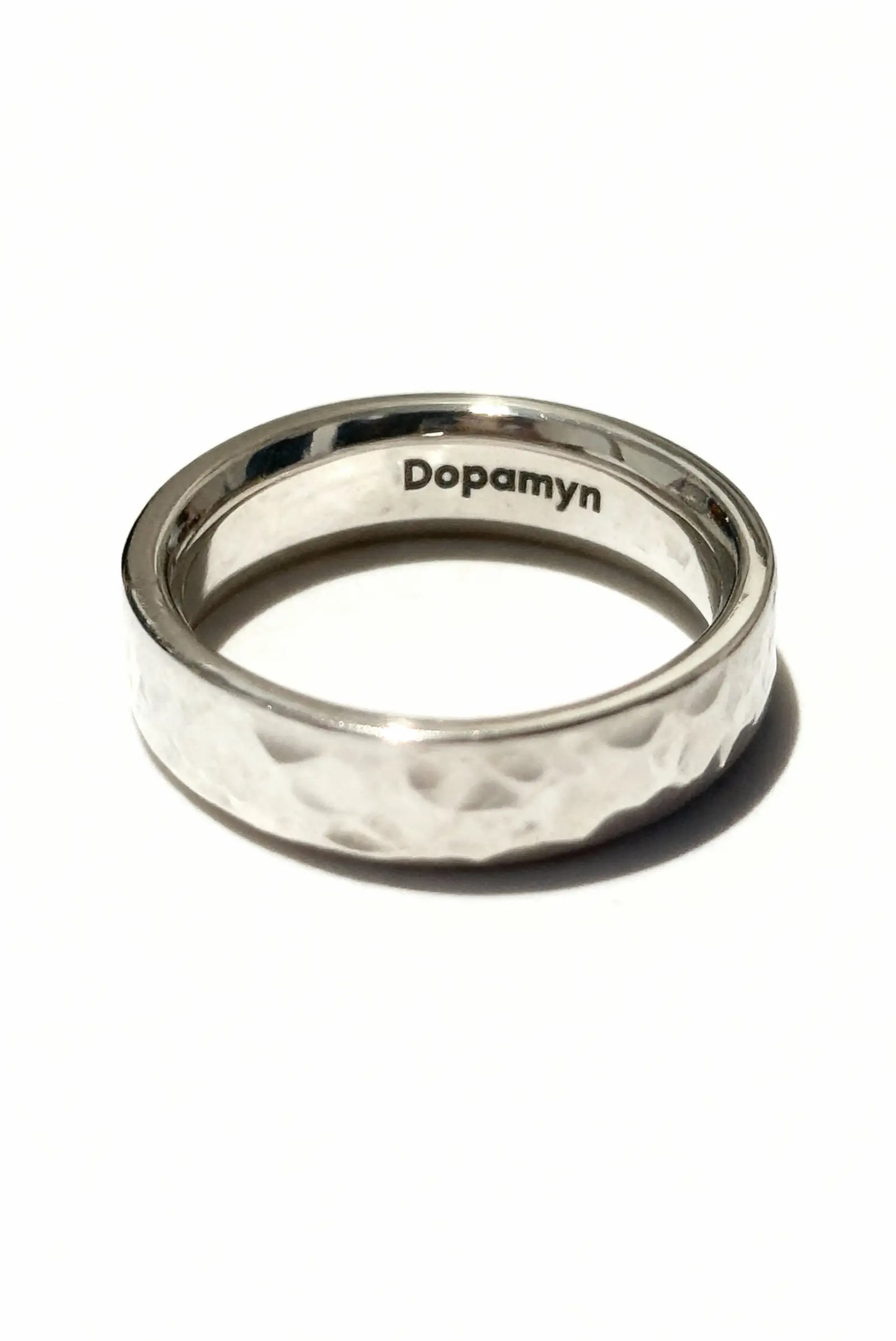 Anillo Magnum en plata esterlina con acabado artesanal. Joyería unisex de estilo minimalista DOPAMYN