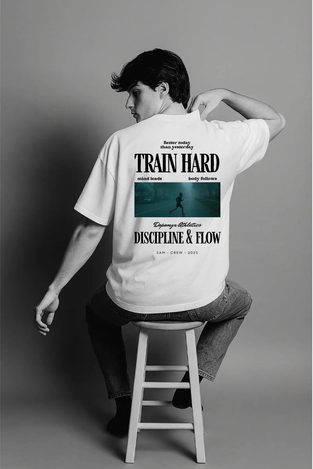 Playera blanca oversize unisex con estampado Train Hard Dopamyn