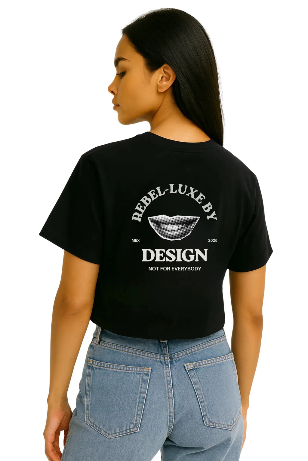 Crop top negro para mujer de algodón premium con diseño gráfico rebel atrás.