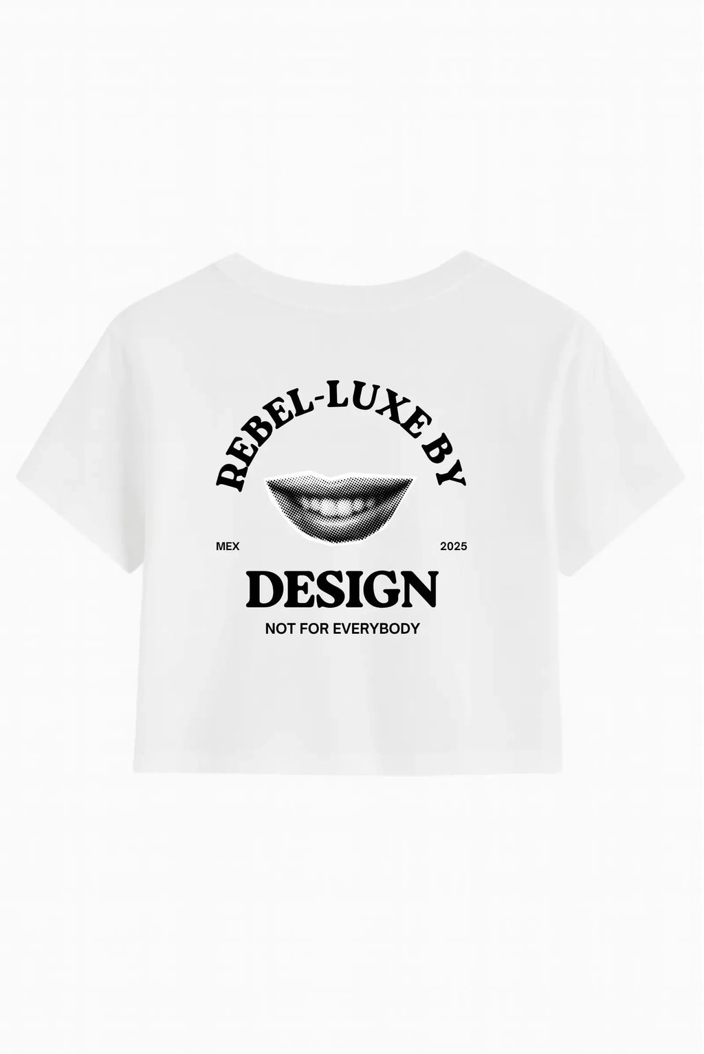 Crop top blanco para mujer de algodón premium con diseño gráfico rebel atrás.