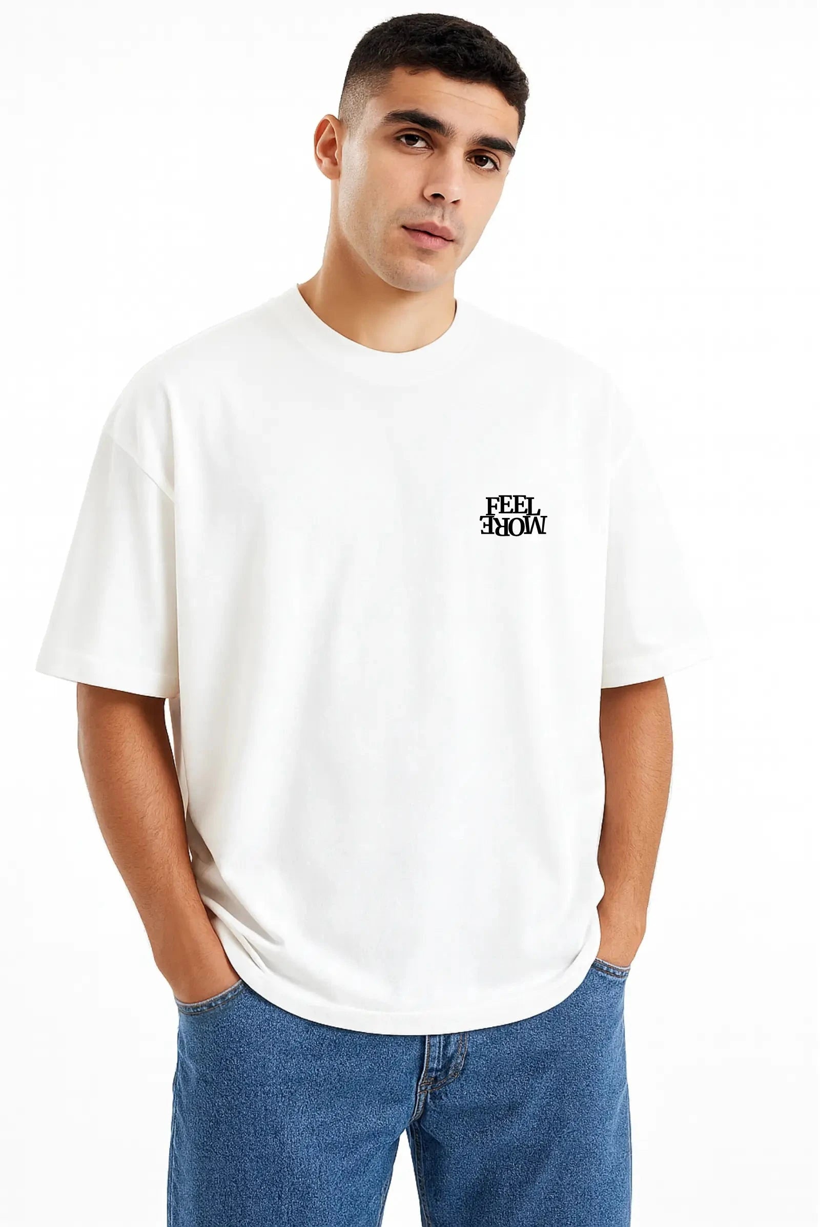 Playera blanca unisex oversize con estampado Feel More de Dopamyn