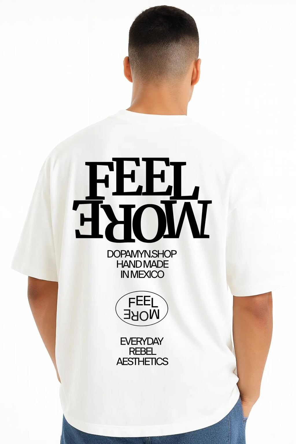 Playera blanca unisex oversize con estampado Feel More de Dopamyn