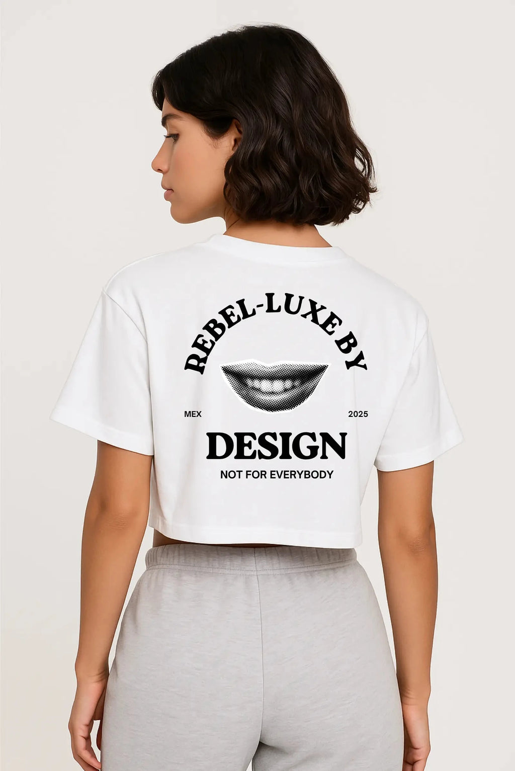 Crop top blanco para mujer de algodón premium con diseño gráfico rebel atrás.