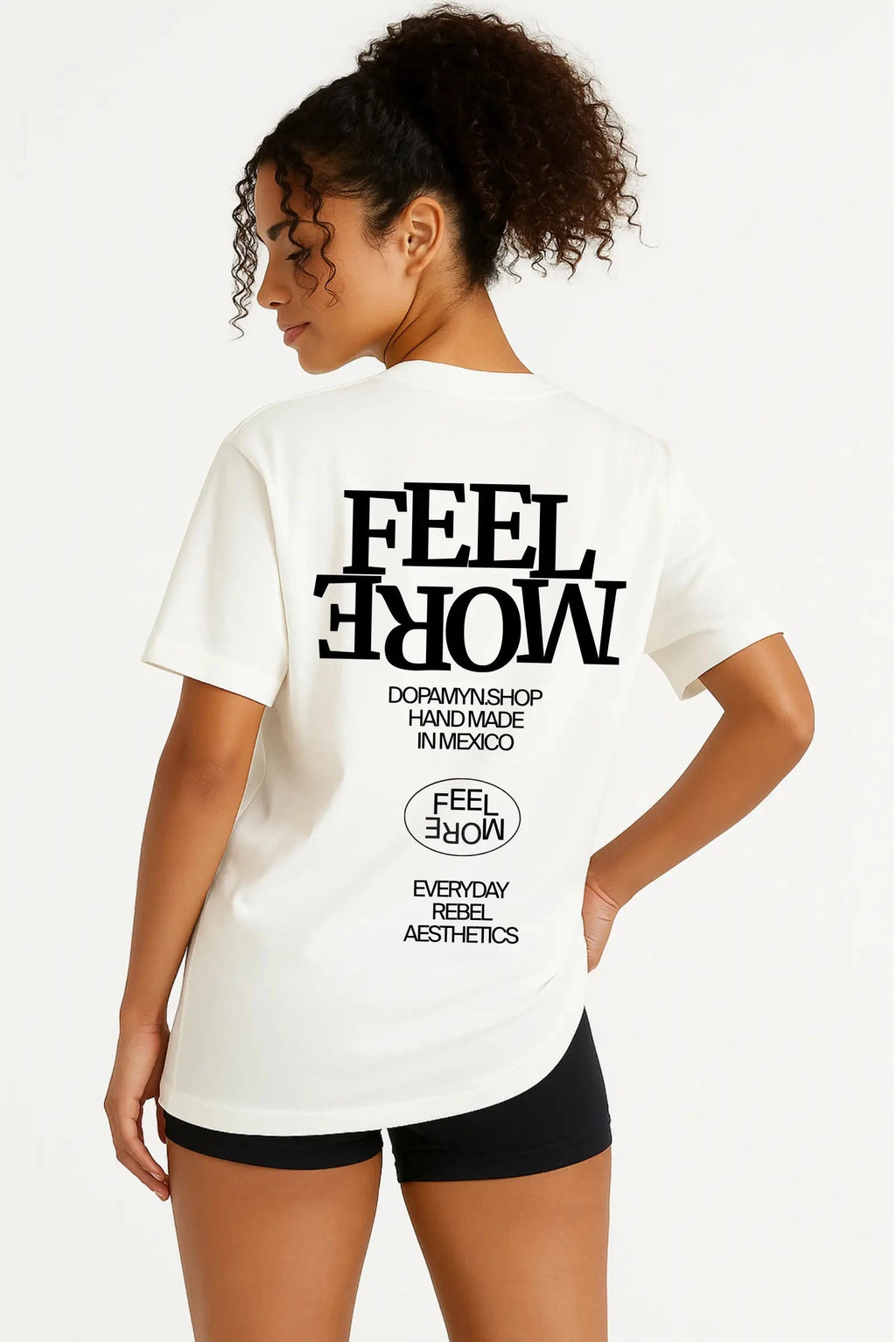 Playera blanca unisex oversize con estampado Feel More de Dopamyn