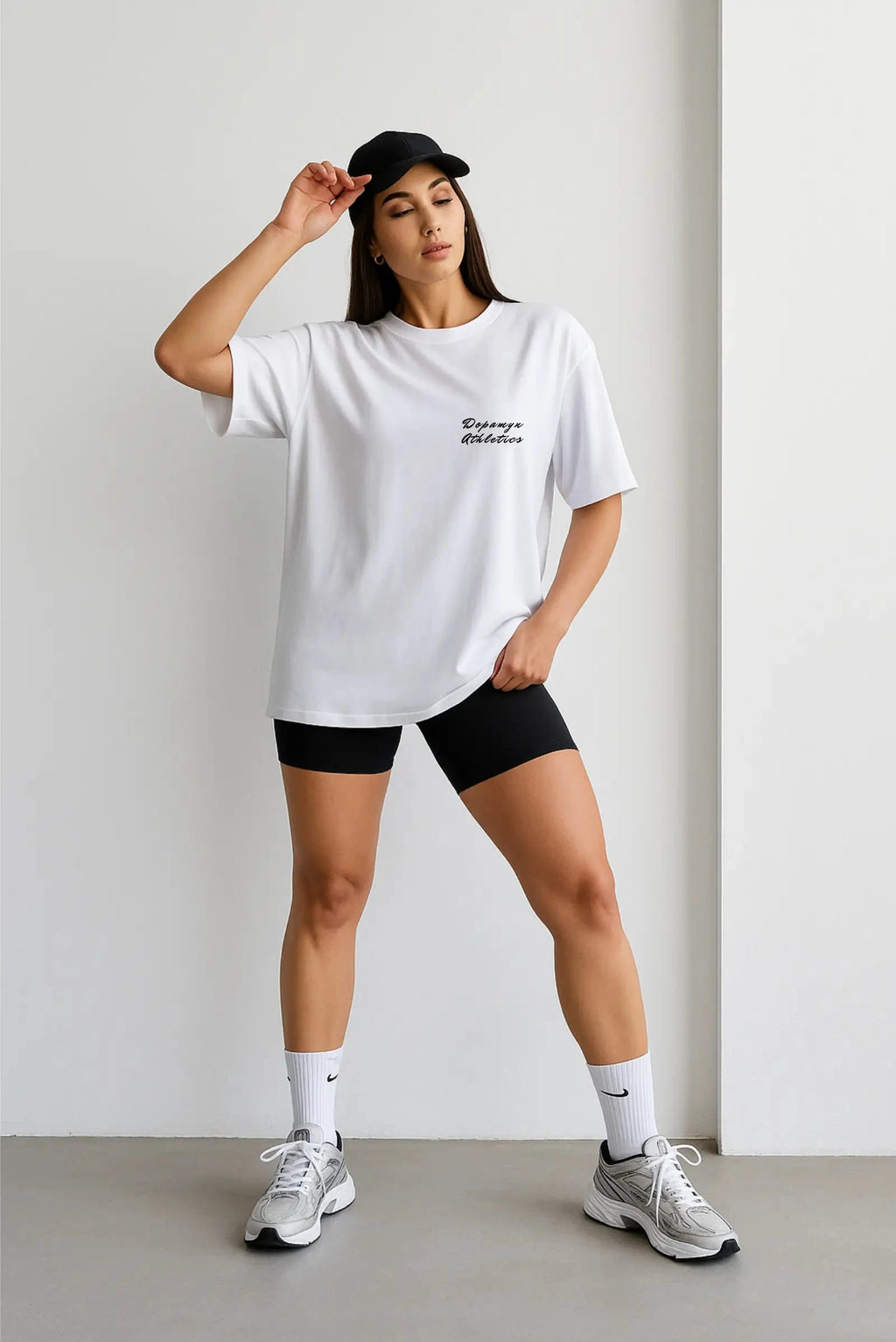 Playera blanca oversize unisex con estampado Train Hard Dopamyn