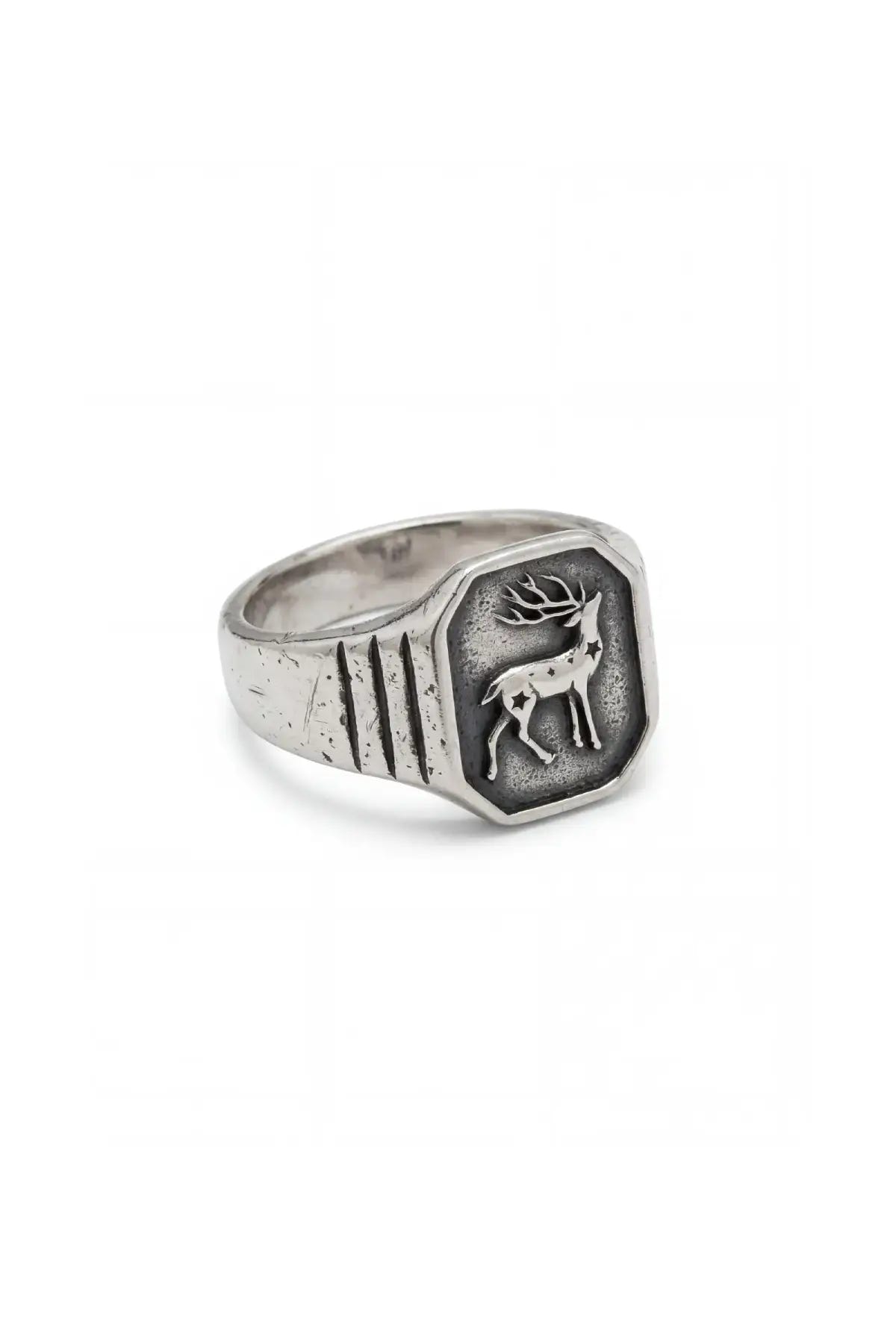 Anillo Deer Signet en plata .950 con venado grabado, acabado envejecido DOPAMYN