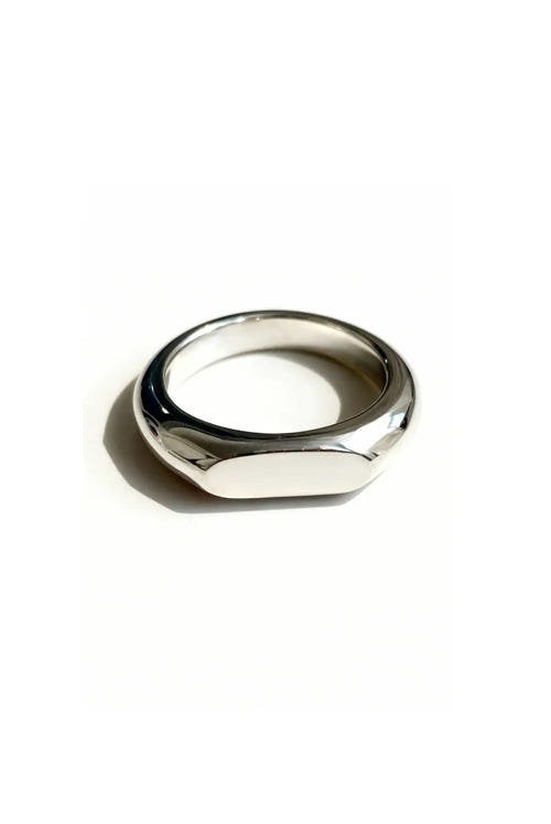 Anillo unisex de plata minimalista ELEMENTAL de DOPAMYN sobre mano, joyería artesanal moderna.