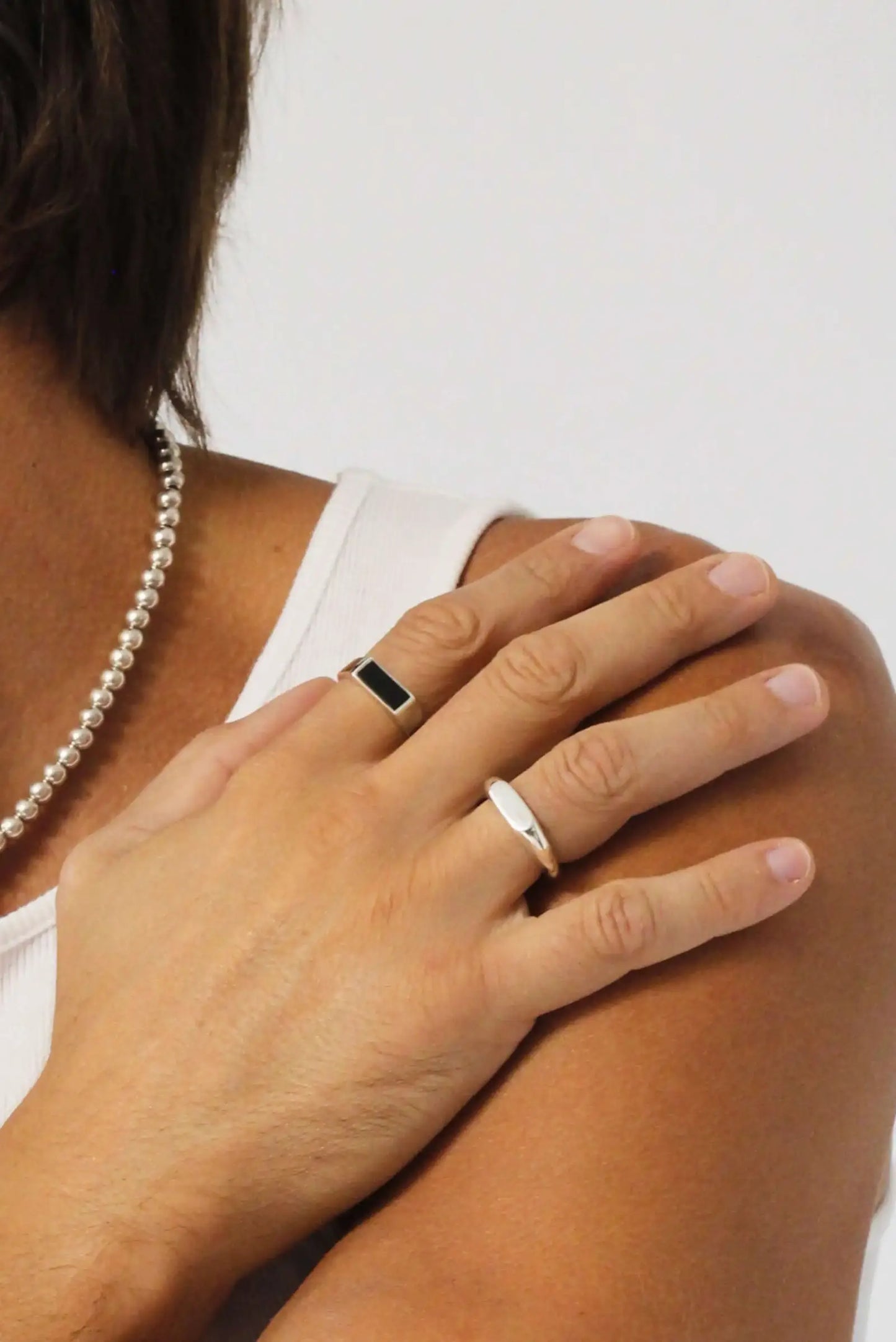 Anillo unisex de plata minimalista ELEMENTAL de DOPAMYN sobre mano, joyería artesanal moderna.