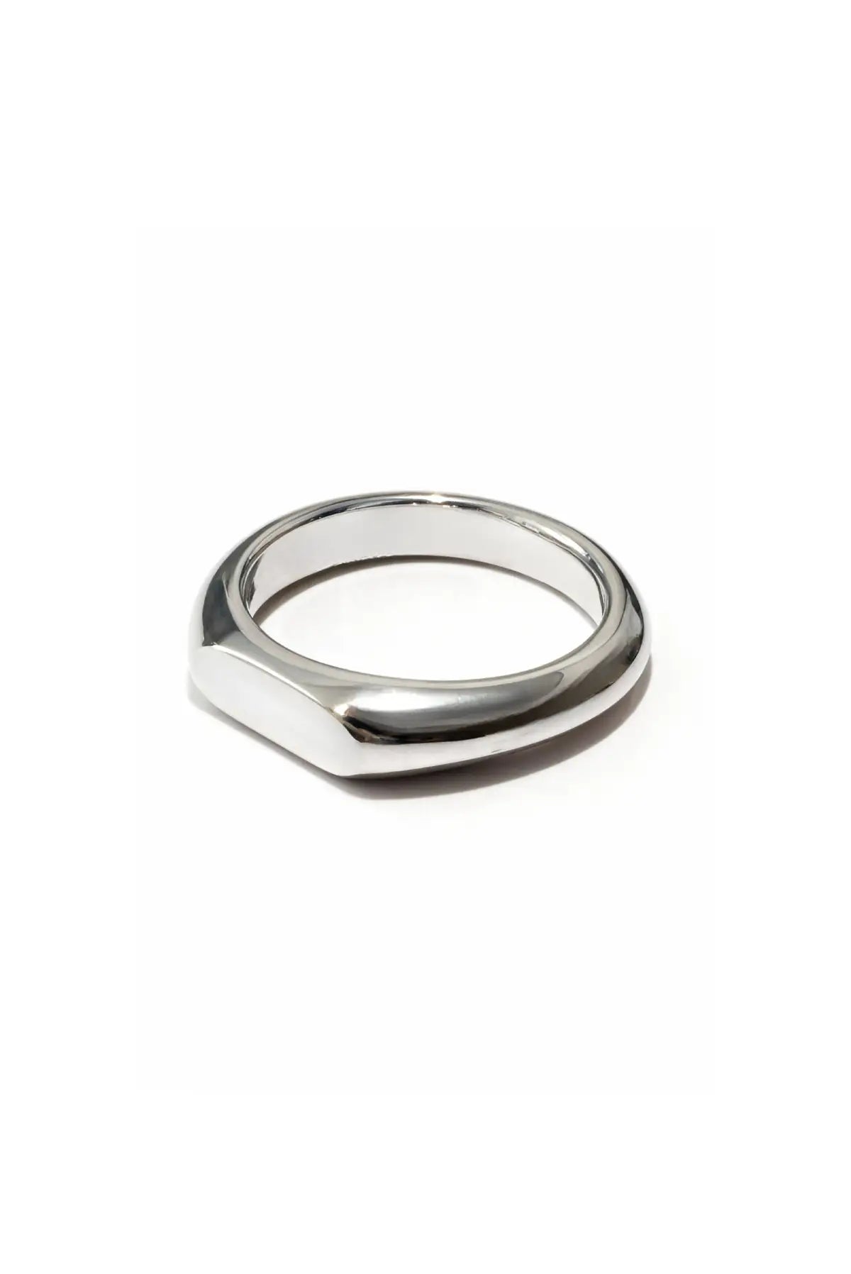 Anillo unisex de plata minimalista ELEMENTAL de DOPAMYN sobre mano, joyería artesanal moderna.