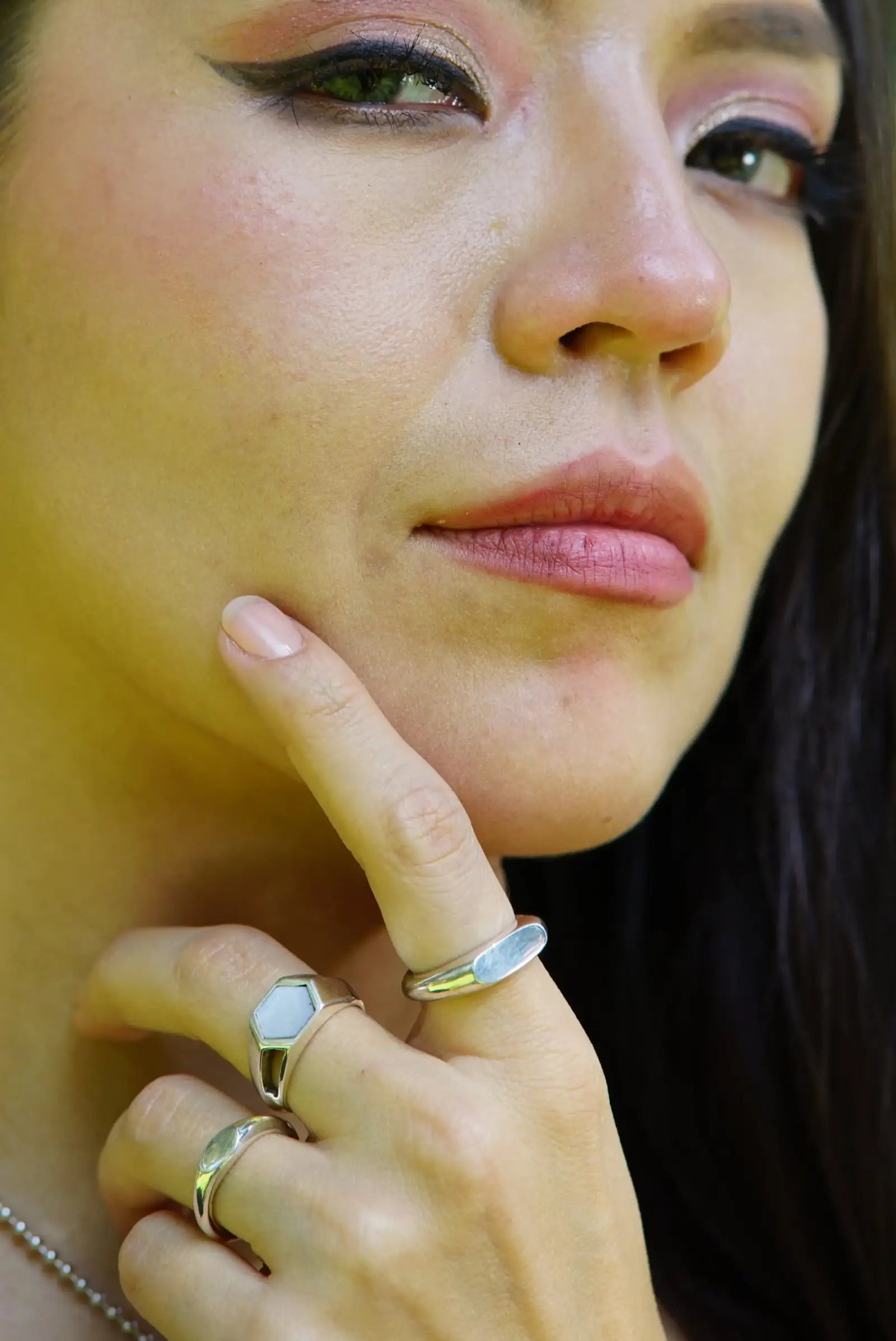 Anillo unisex de plata minimalista ELEMENTAL de DOPAMYN sobre mano, joyería artesanal moderna.