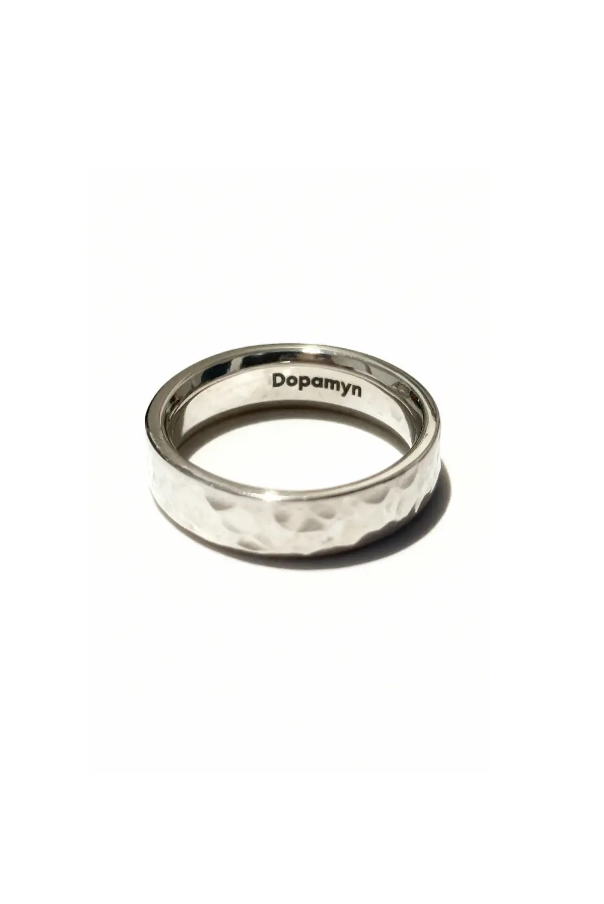 Anillo Magnum en plata esterlina con acabado artesanal. Joyería unisex de estilo minimalista DOPAMYN