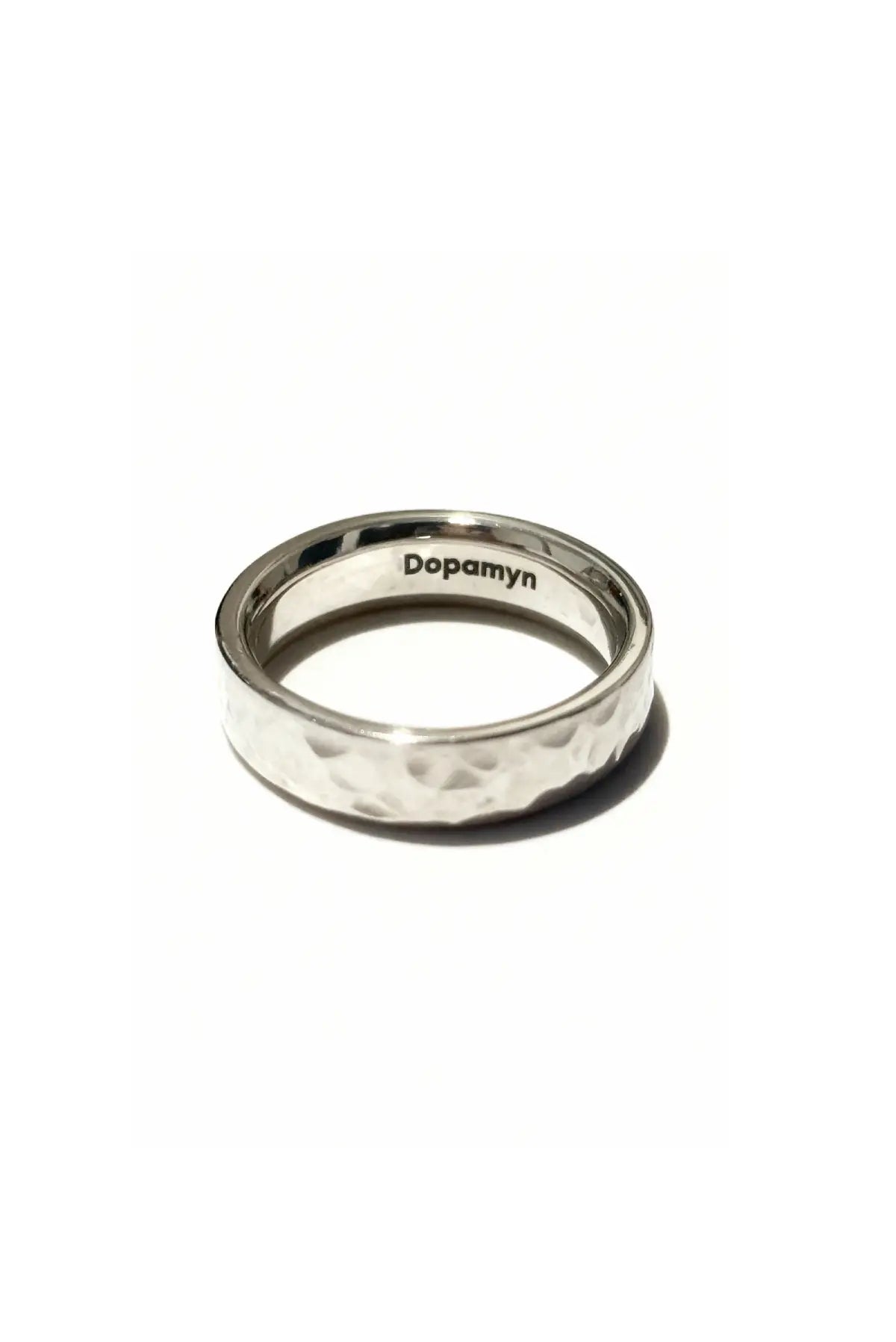 Anillo Magnum en plata esterlina con acabado artesanal. Joyería unisex de estilo minimalista DOPAMYN