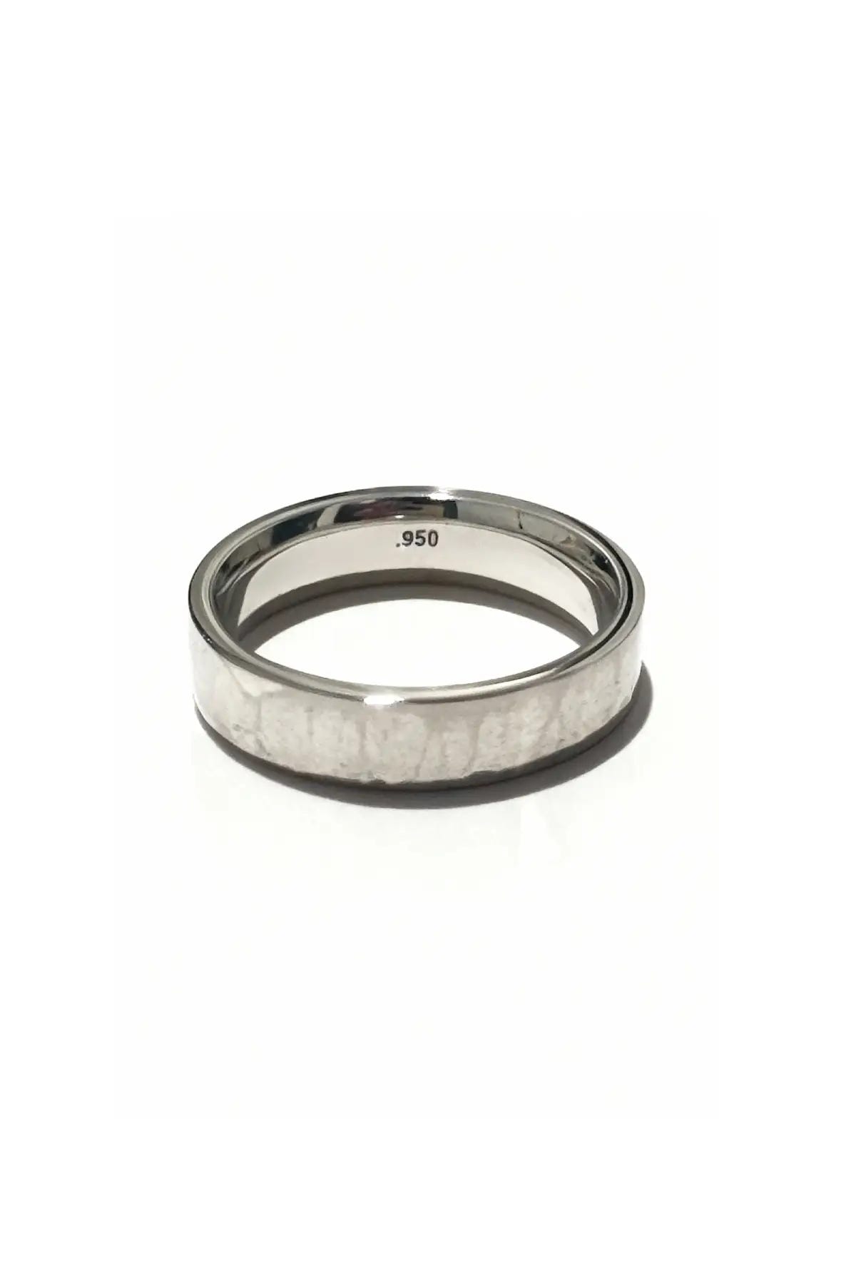 Anillo Magnum en plata esterlina con acabado artesanal. Joyería unisex de estilo minimalista DOPAMYN