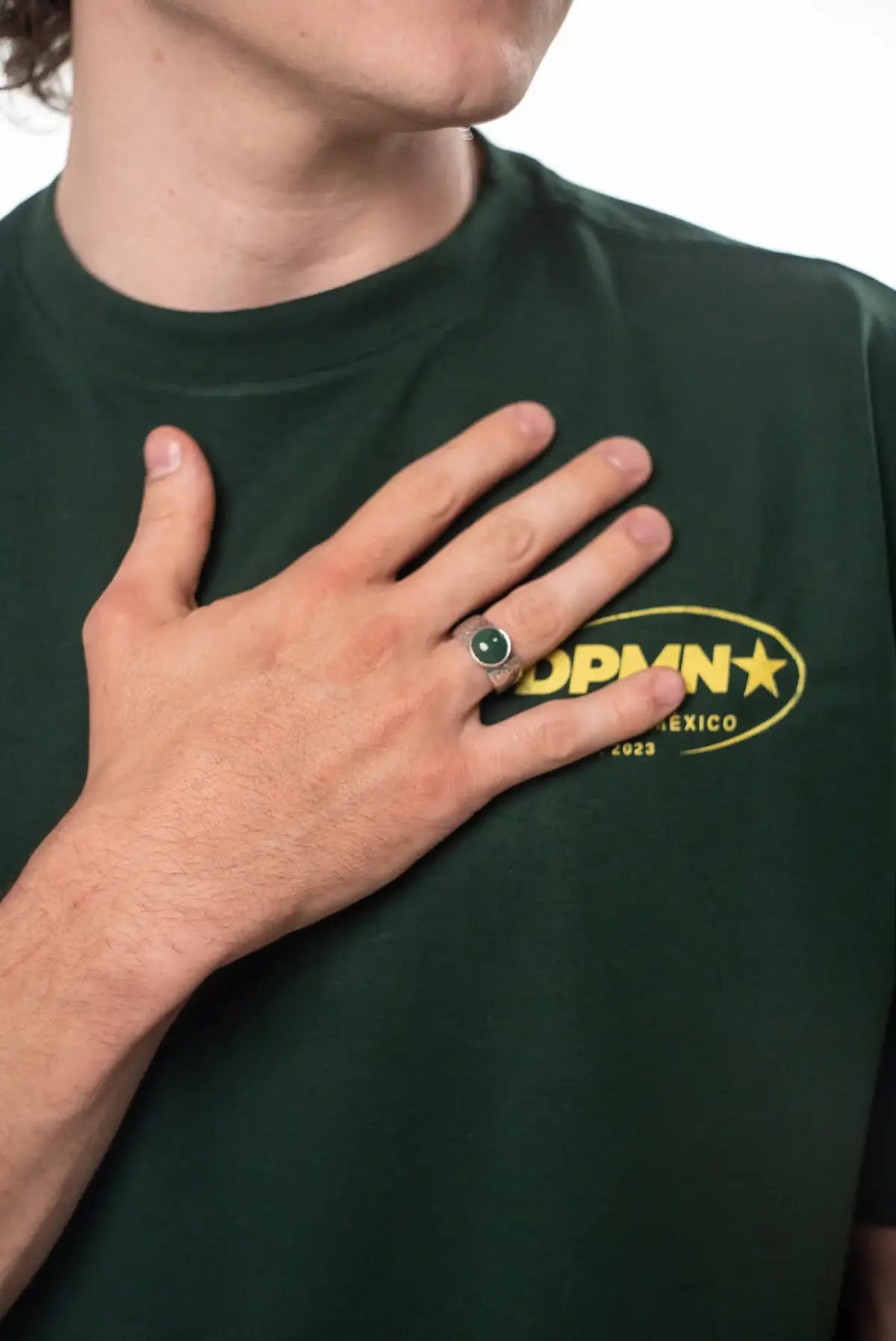 Anillo Relic puesto en la mano, joyería unisex DOPAMYN