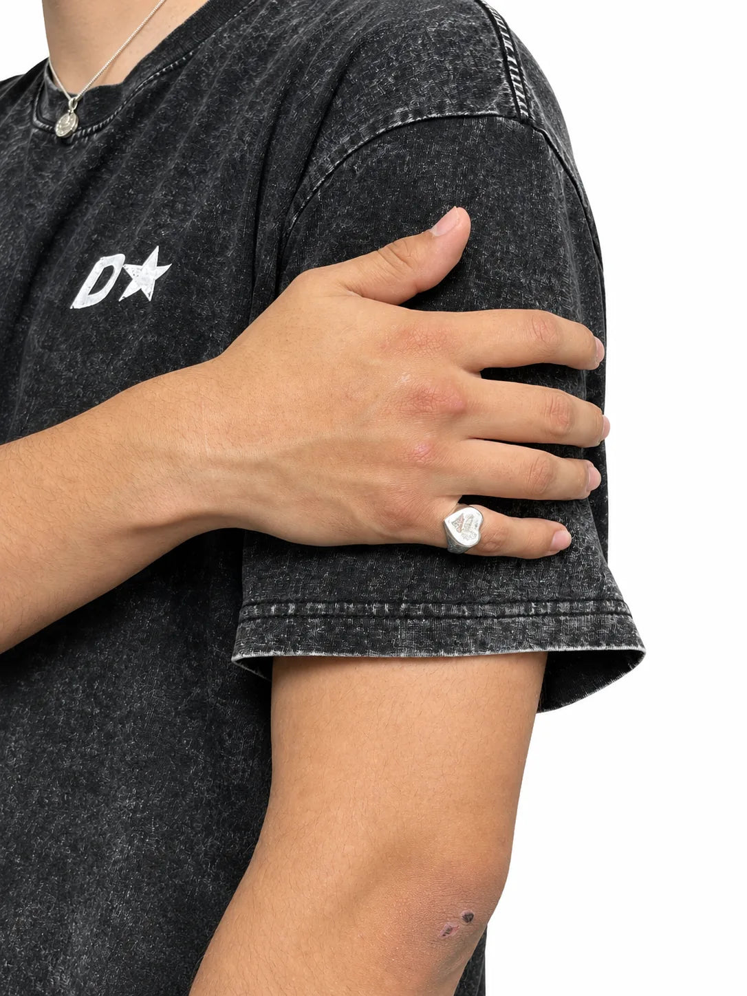 Anillo Wildheart de plata .950 en uso diario, detalle de mano sobre playera de mezclilla DPMN★
