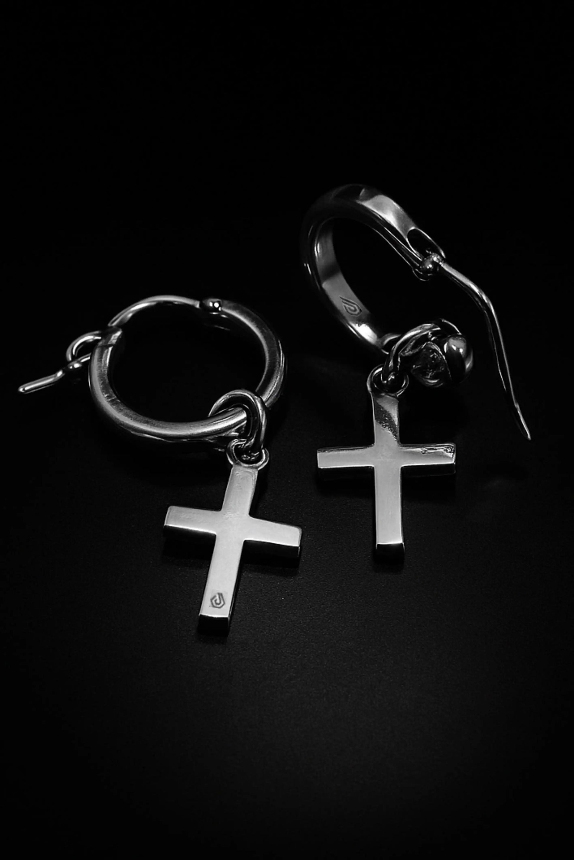 Arete de cruz en plata esterlina – Dopamyn