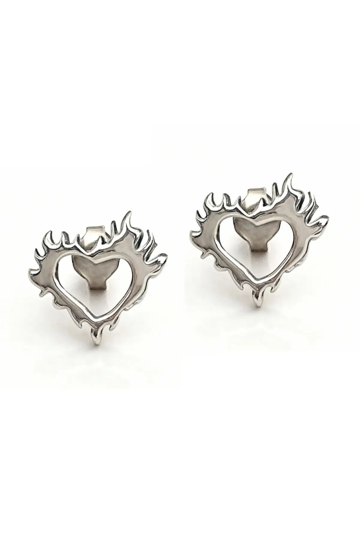 Aretes Heart on Fire corazón en llamas plata. Joyería moderna mujer Dopamyn