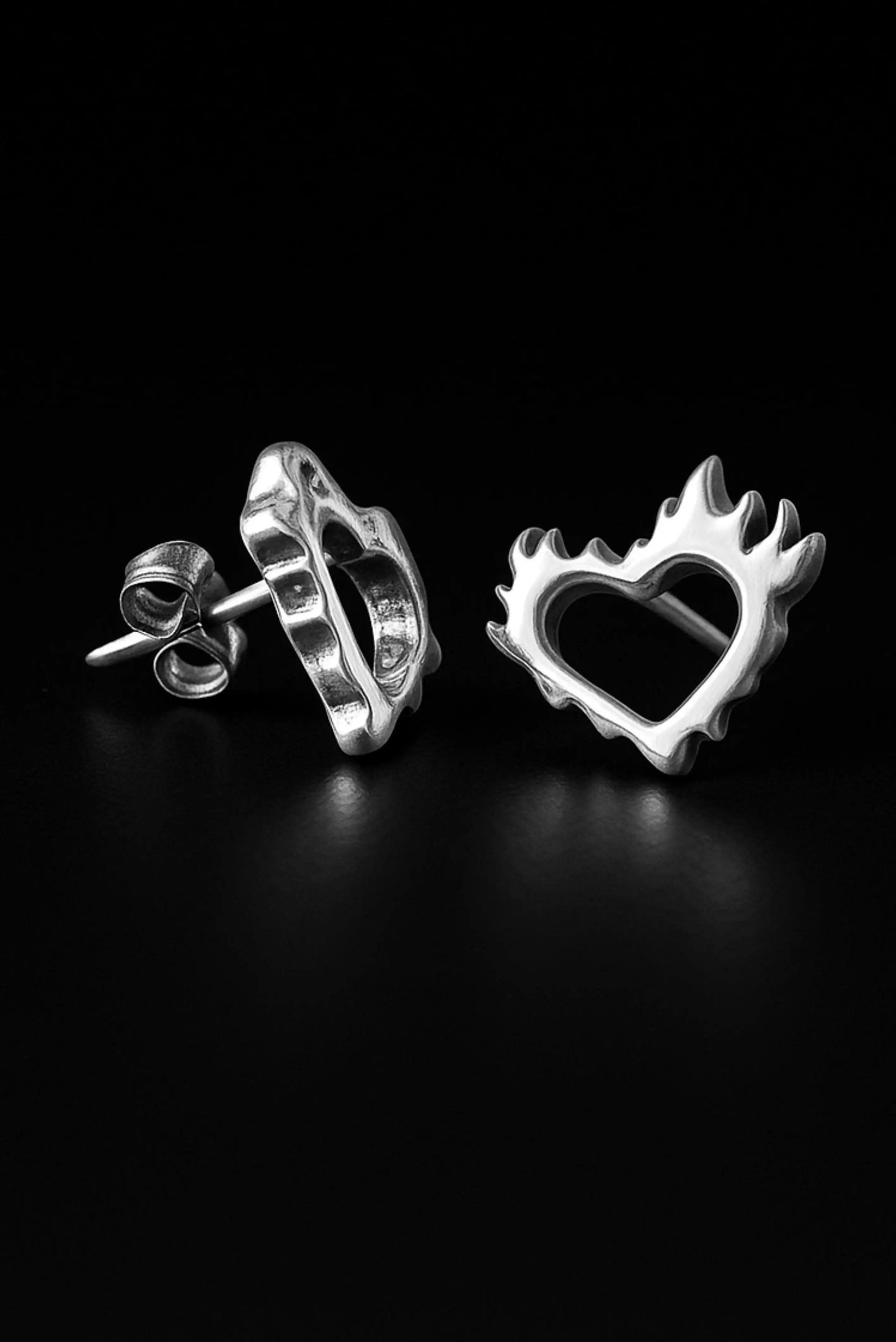 Aretes Heart on Fire corazón llamas plata - Joyería moderna mujer Dopamyn