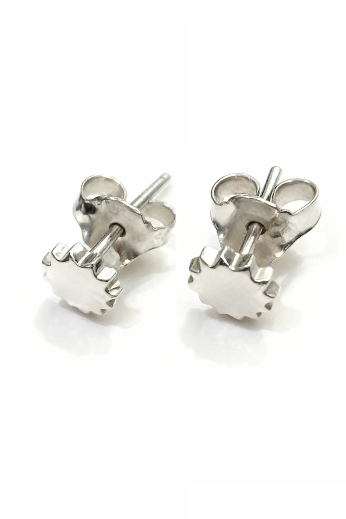 Aretes unisex Sun Sun en plata esterlina, diseño minimalista hecho a mano con empaque bordado artesanal DOPAMYN