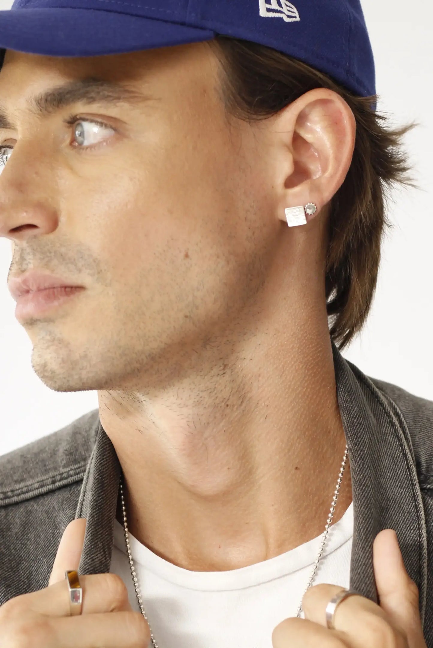 Aretes unisex Sun Sun en plata esterlina, diseño minimalista hecho a mano con empaque bordado artesanal DOPAMYN