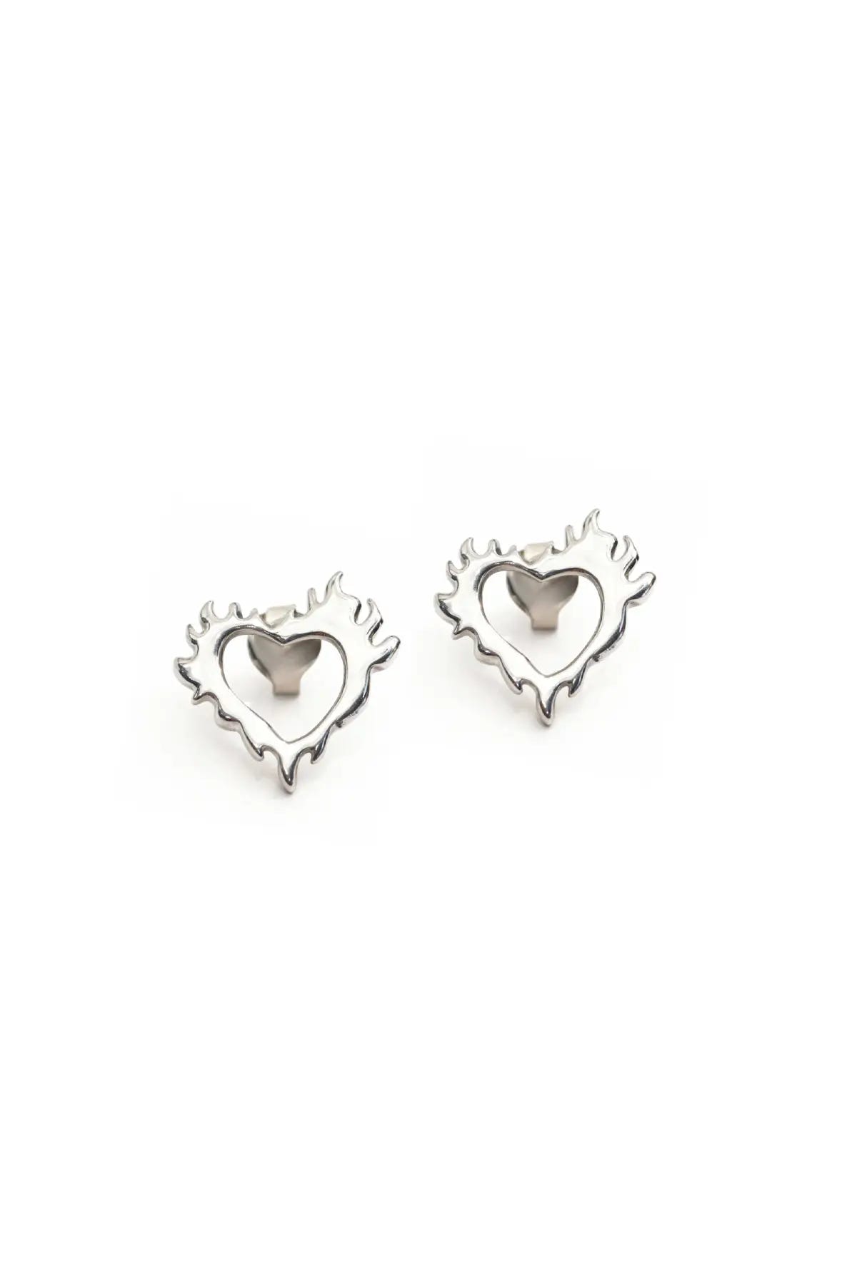 Aretes Heart on Fire corazón en llamas plata. Joyería moderna mujer Dopamyn