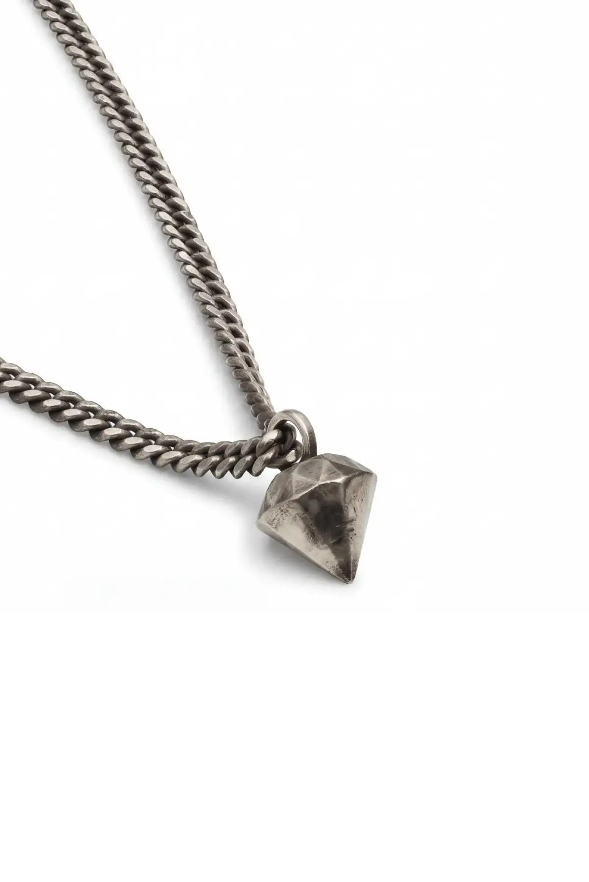 Collar Diamante puesto en la mano, joyería unisex DOPAMYN