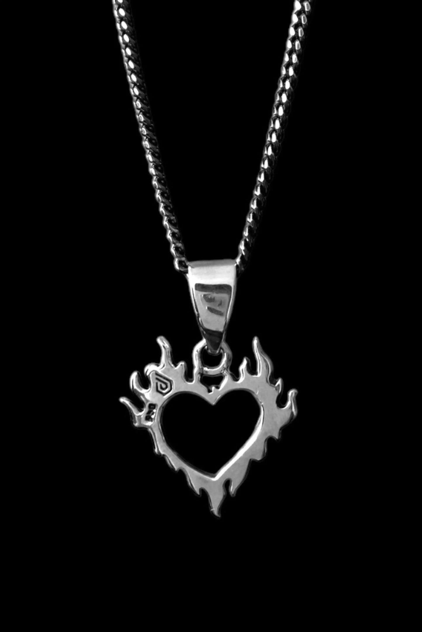 Collar unisex Heart on Fire con diseño de corazón en llamas en plata esterlina – DOPAMYN