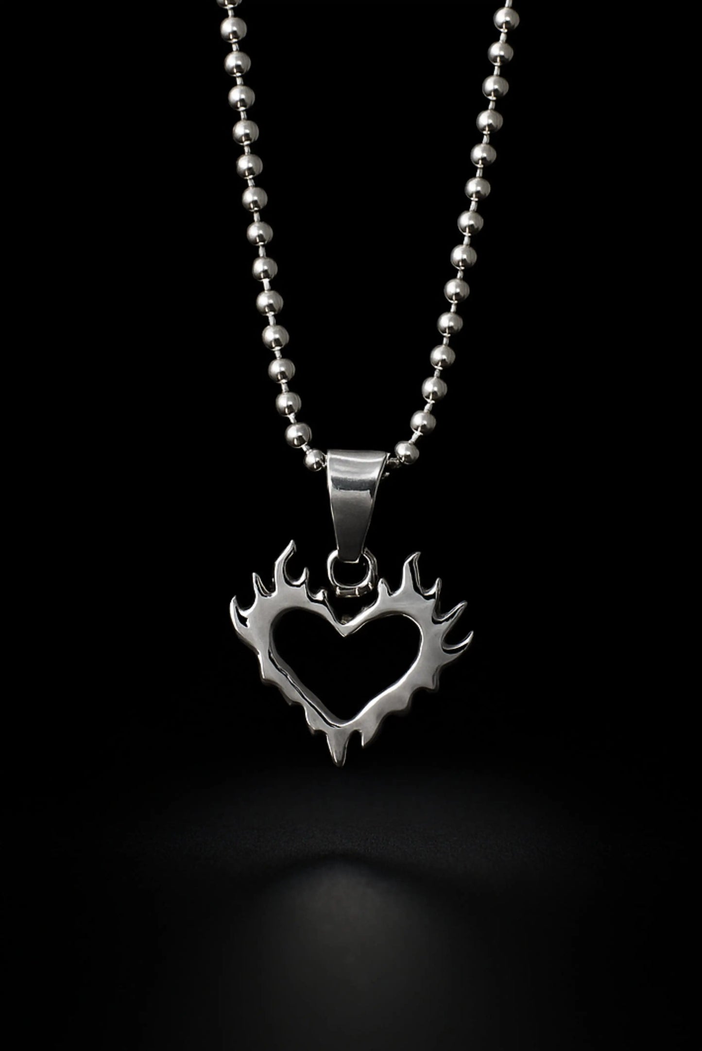 Collar unisex Heart on Fire con diseño de corazón en llamas en plata esterlina – DOPAMYN