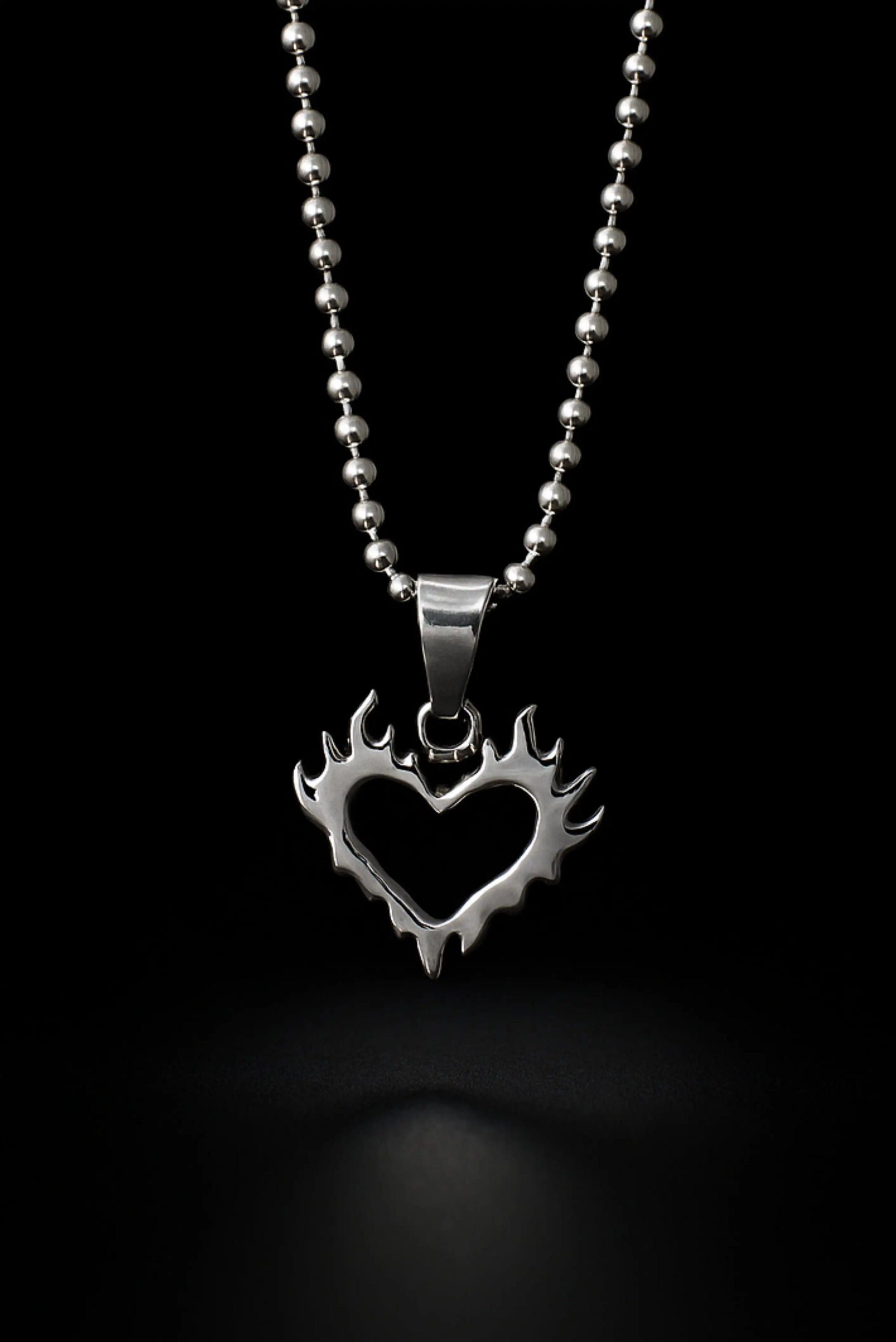 Collar unisex Heart on Fire con diseño de corazón en llamas en plata esterlina – DOPAMYN