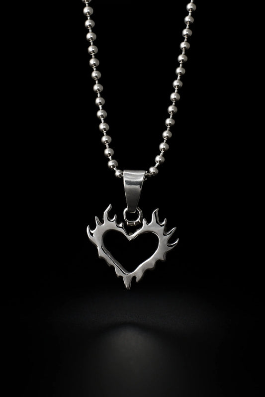 Collar unisex Heart on Fire con diseño de corazón en llamas en plata esterlina – DOPAMYN