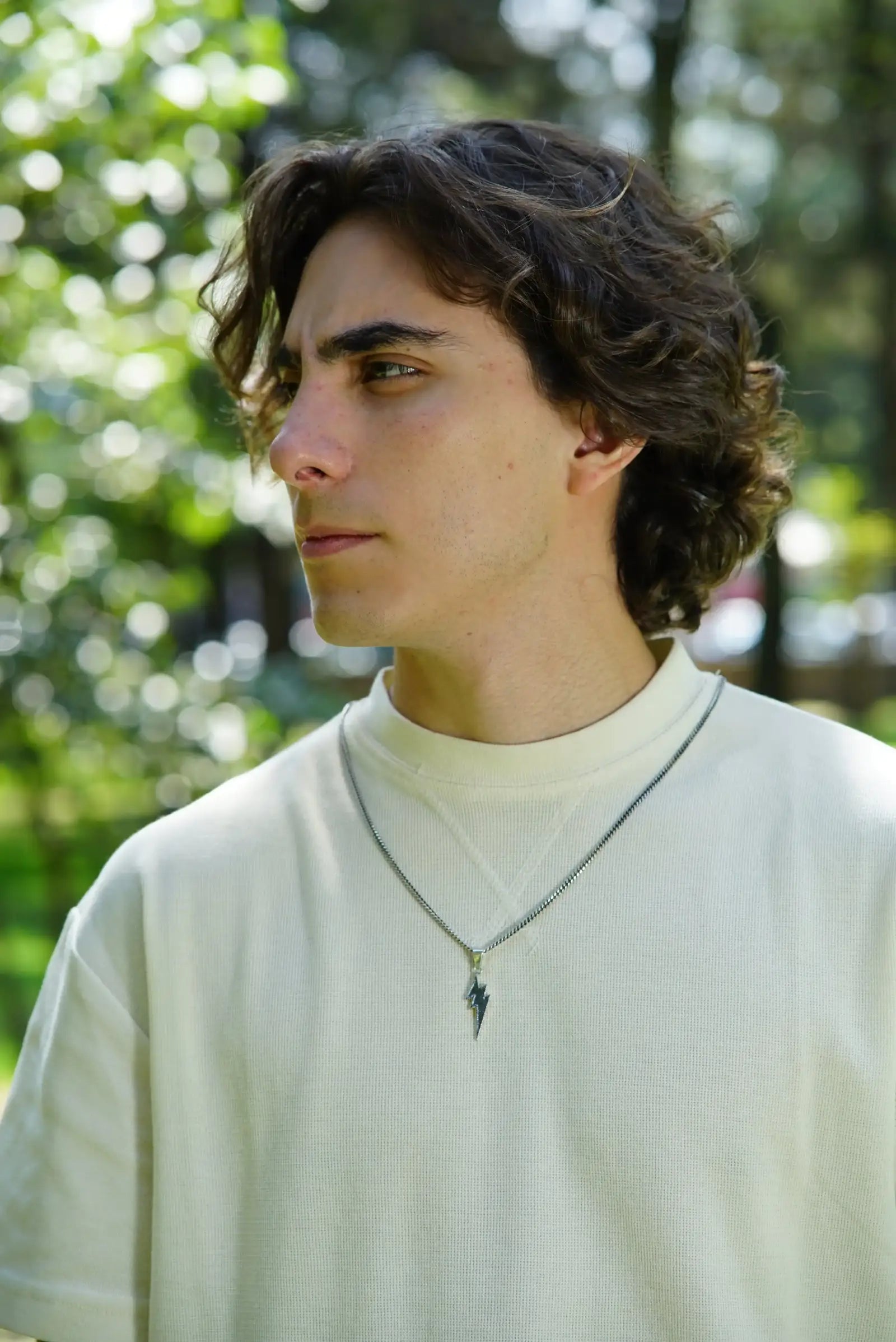 Collar unisex de plata con dije de rayo DOPAMYN, joyería minimalista moderna.