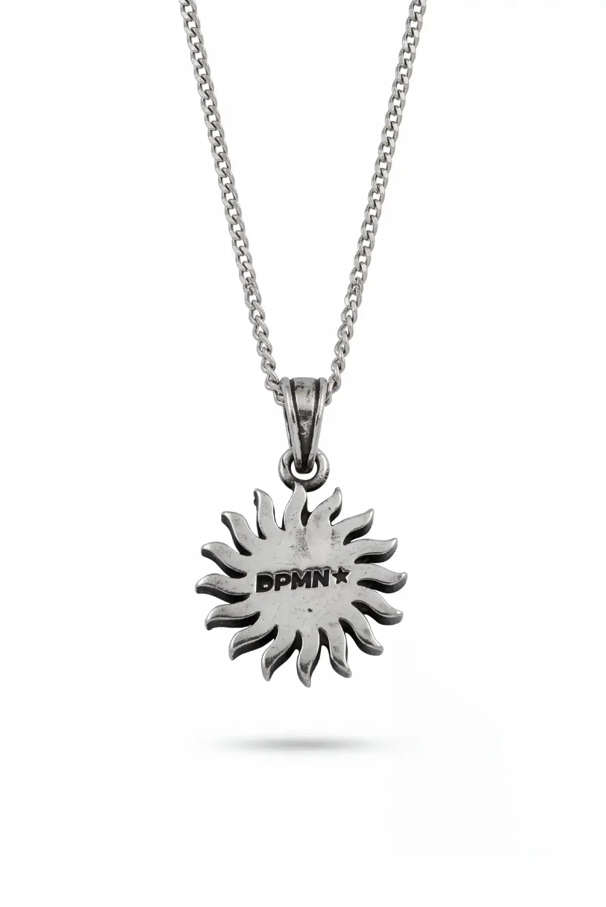 Collar Sol puesto en la mano, joyería unisex DOPAMYN